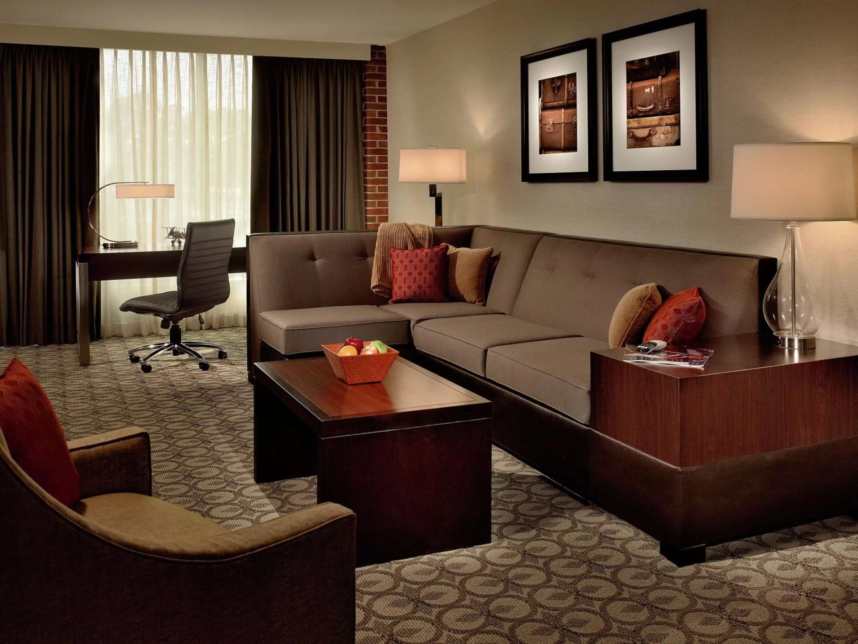 Living room in DoubleTree Hotel & Suites Charleston Airport