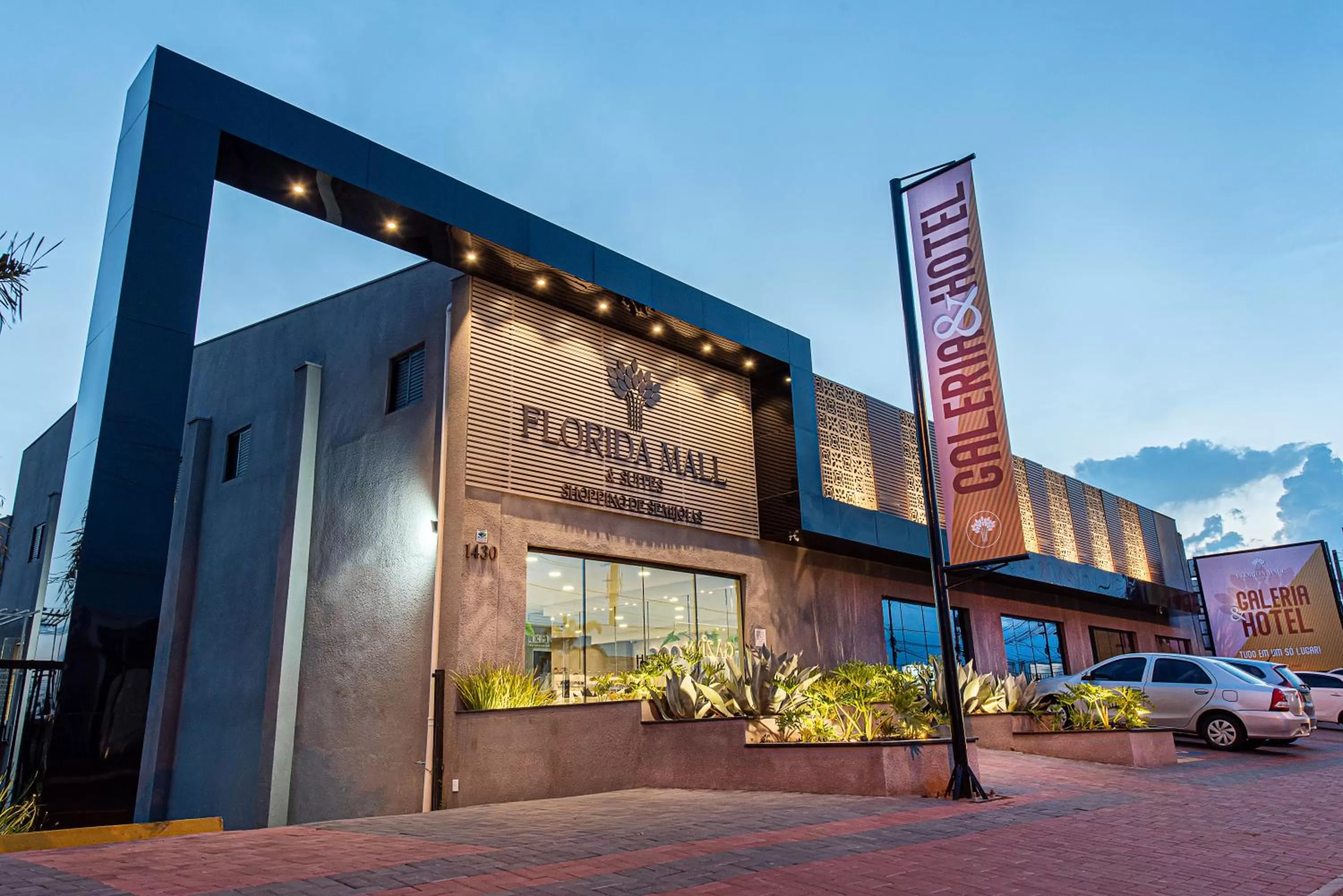 Facade/entrance, Property Building in Florida Mall & Suites
