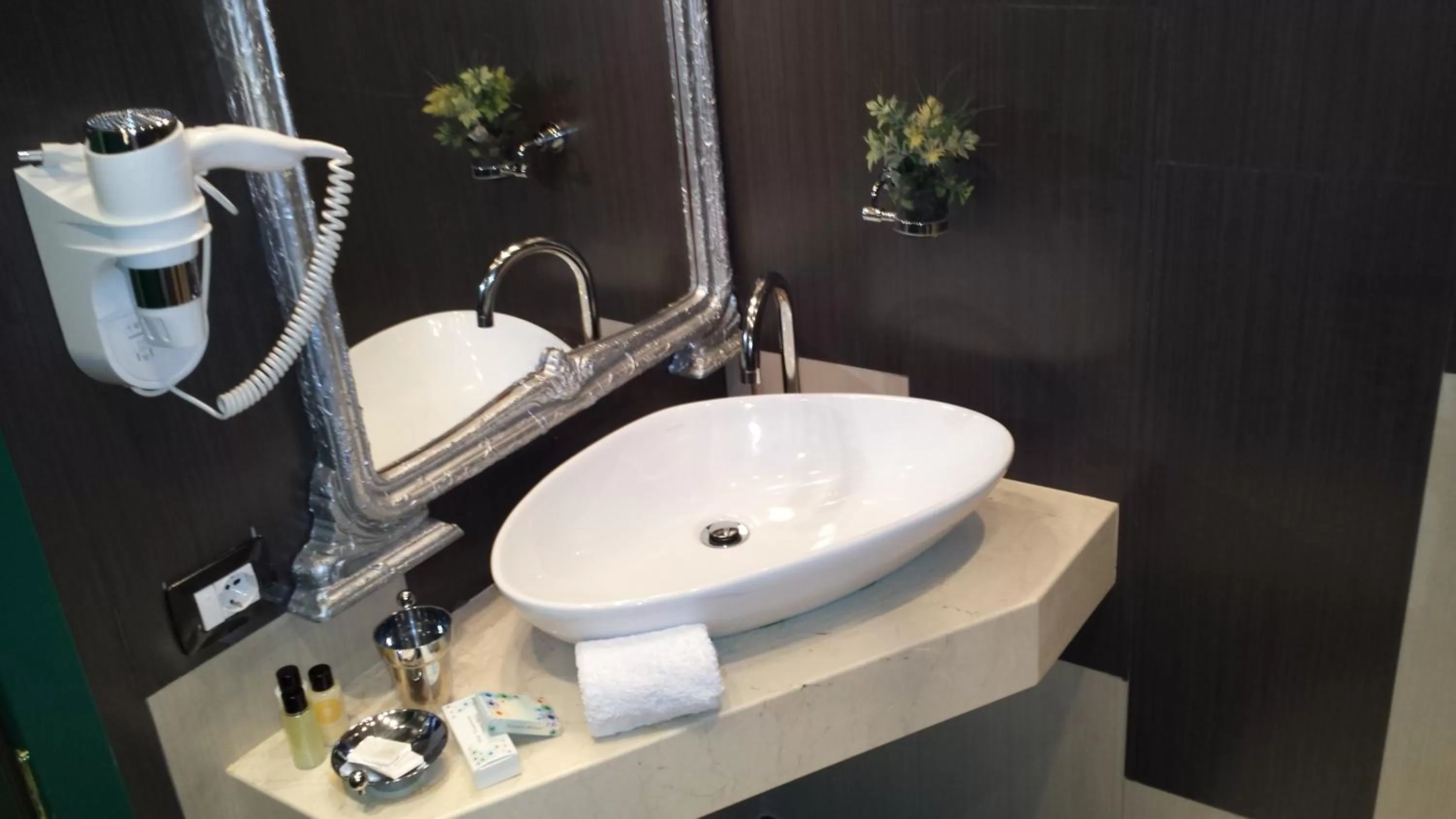 Toilet in Hotel Villa Fernando Tirana