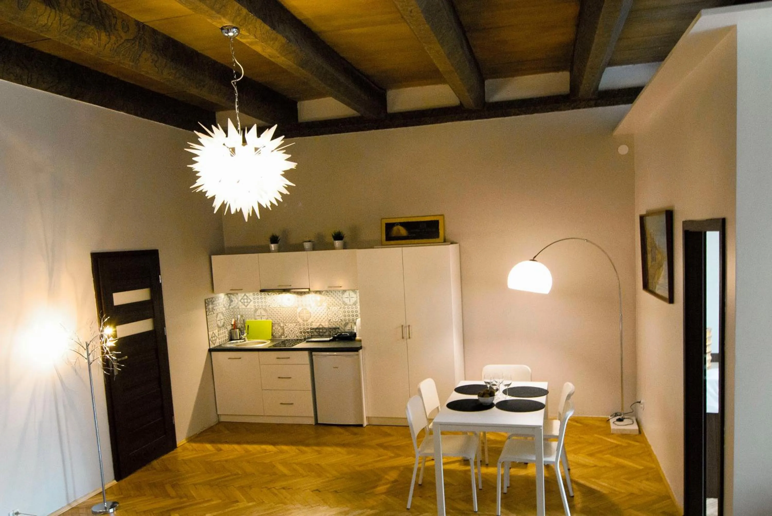 Kitchen or kitchenette in P&J Apartments Floriańska