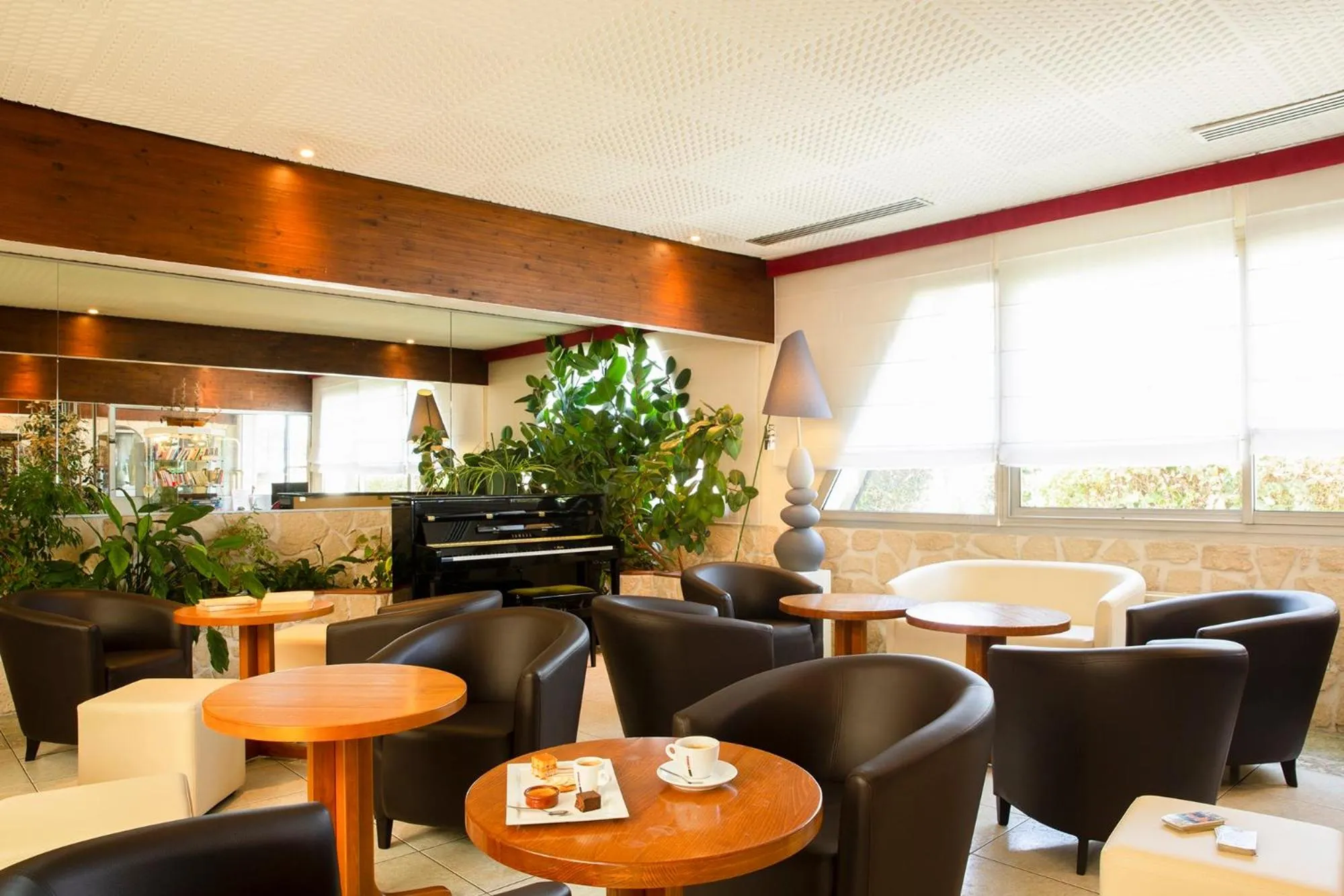 Lounge or bar in The Originals Boutique, Hôtel Aquilon, Saint-Nazaire