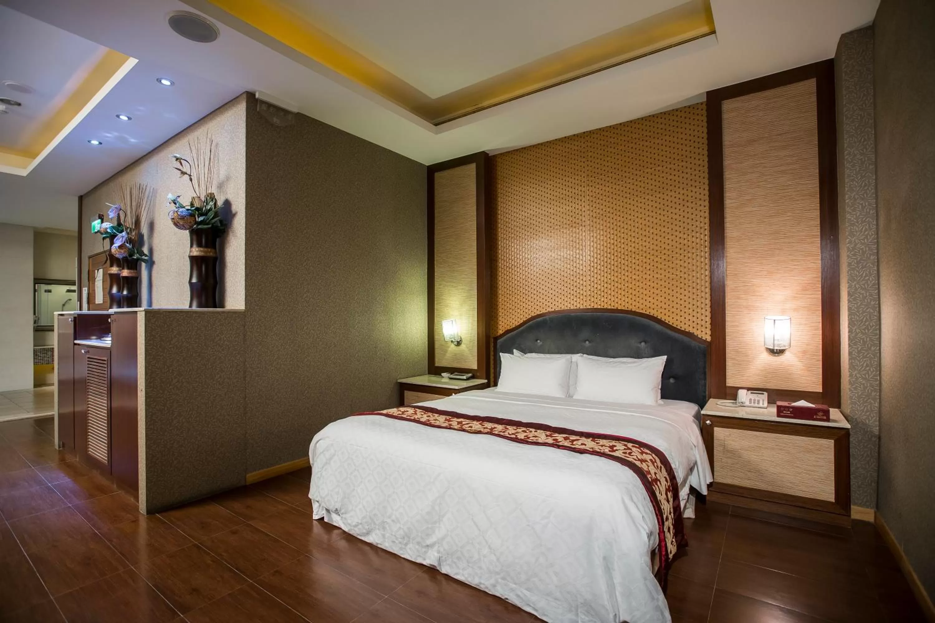 Bedroom, Bed in Moon Area Motel