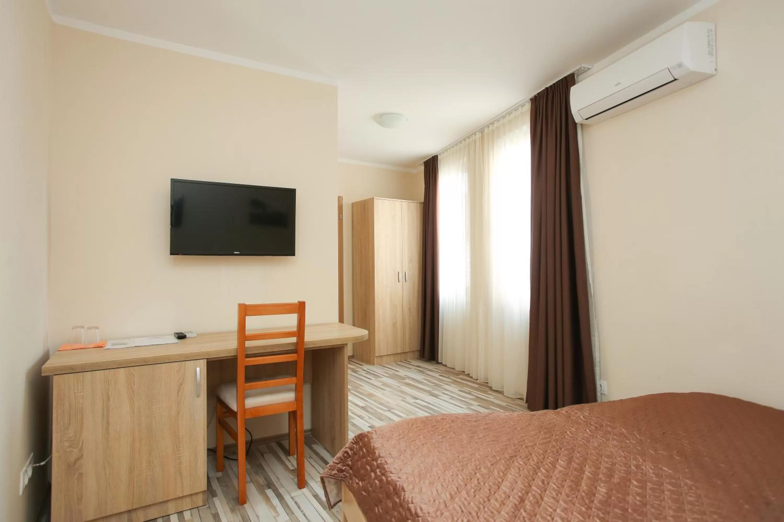 Bedroom, TV/Entertainment Center in Hotel Hana