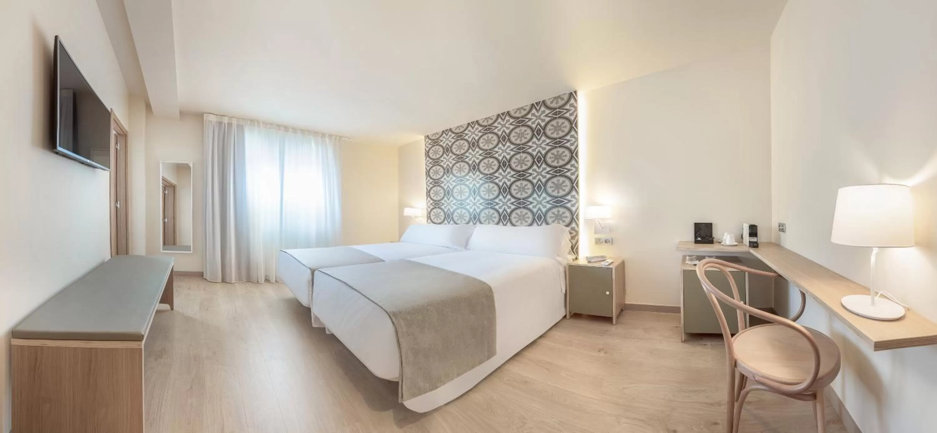 Photo of the whole room, Bed in Gastrohotel Boutique RH Canfali