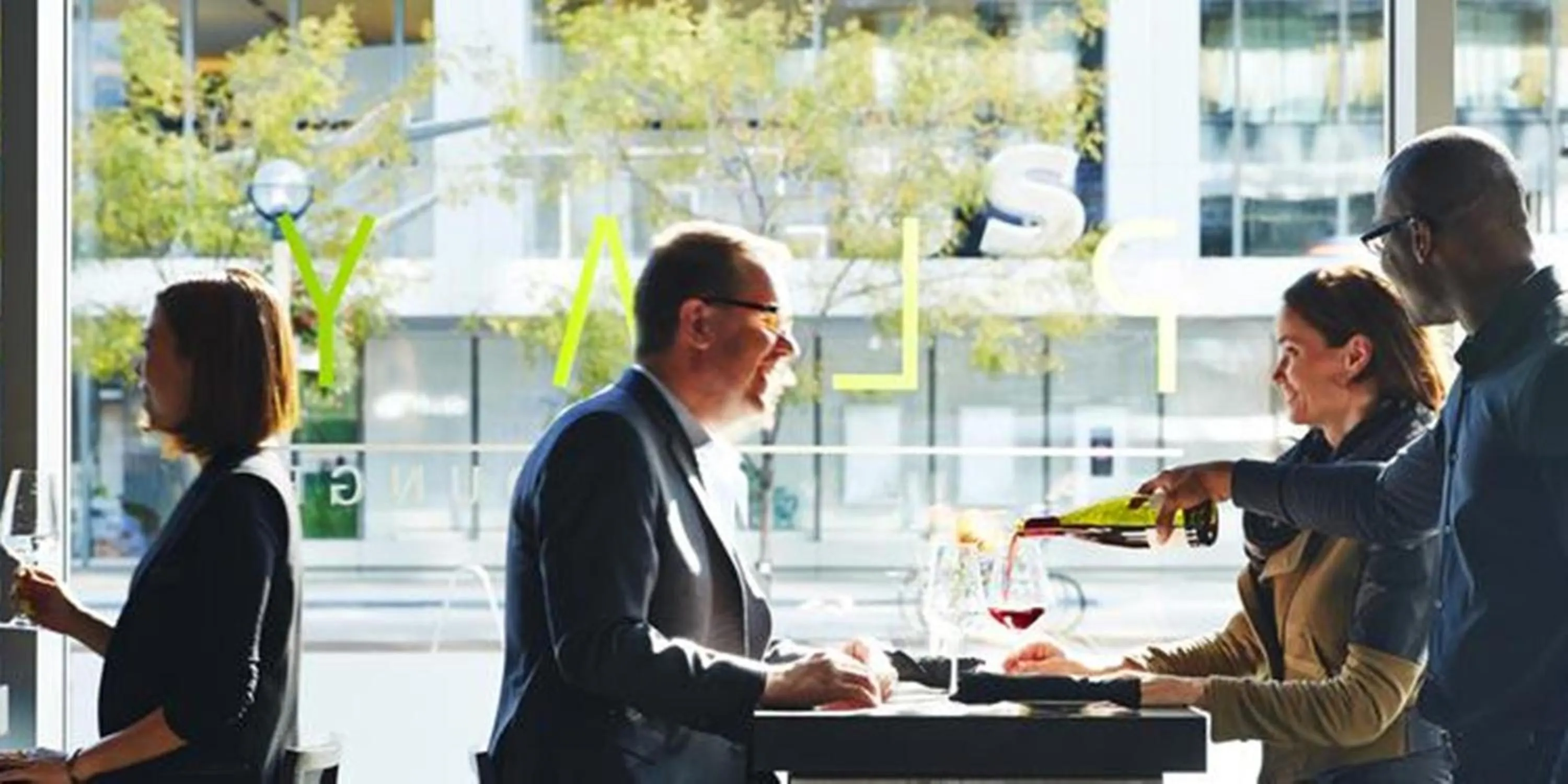 Lounge or bar in Le Germain Hotel Maple Leaf Square