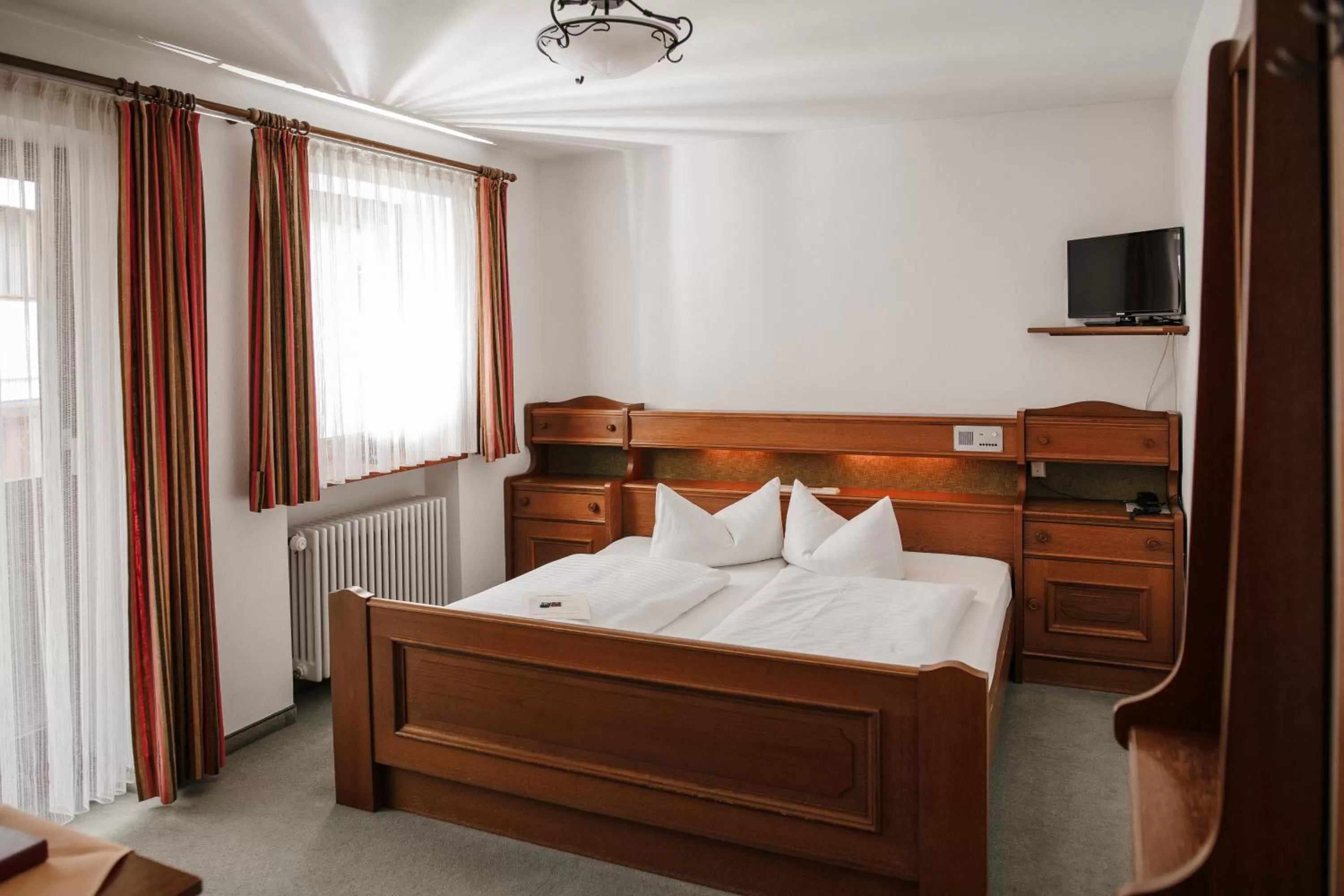 Bed in Hotel Vier Jahreszeiten