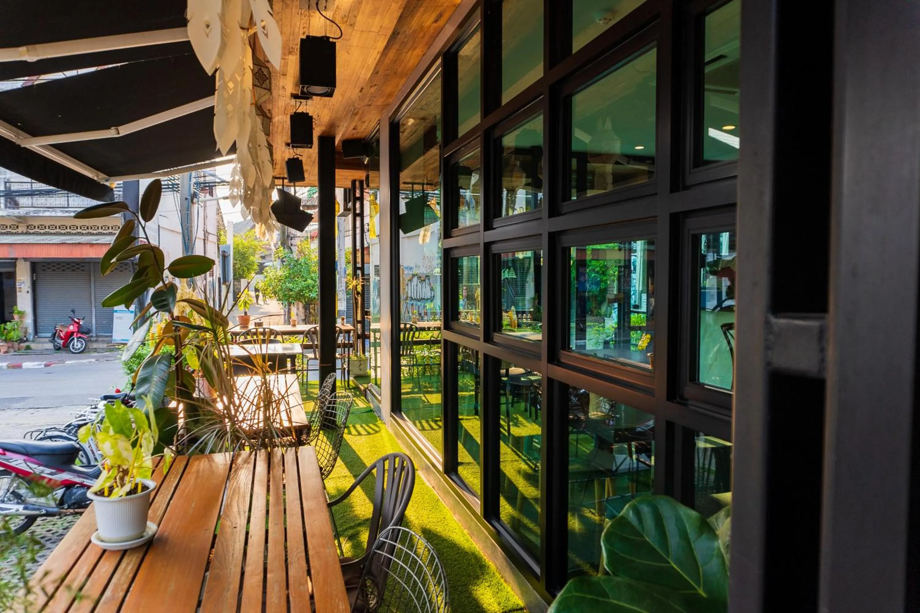 Restaurant/places to eat in Wealth Boutique Hotel Chiang Mai