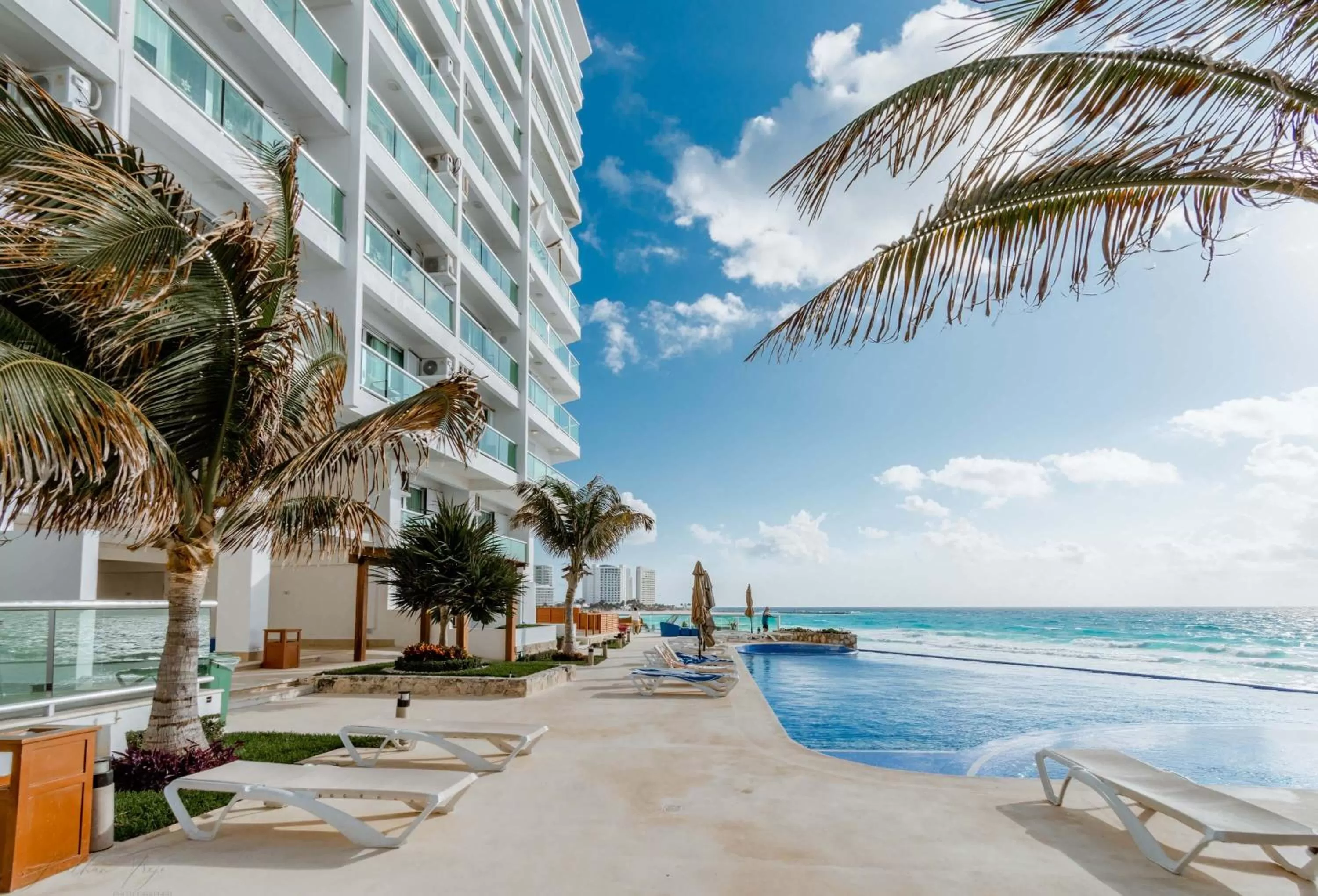 Swimming pool in Ocean Dream Cancun by GuruHotel