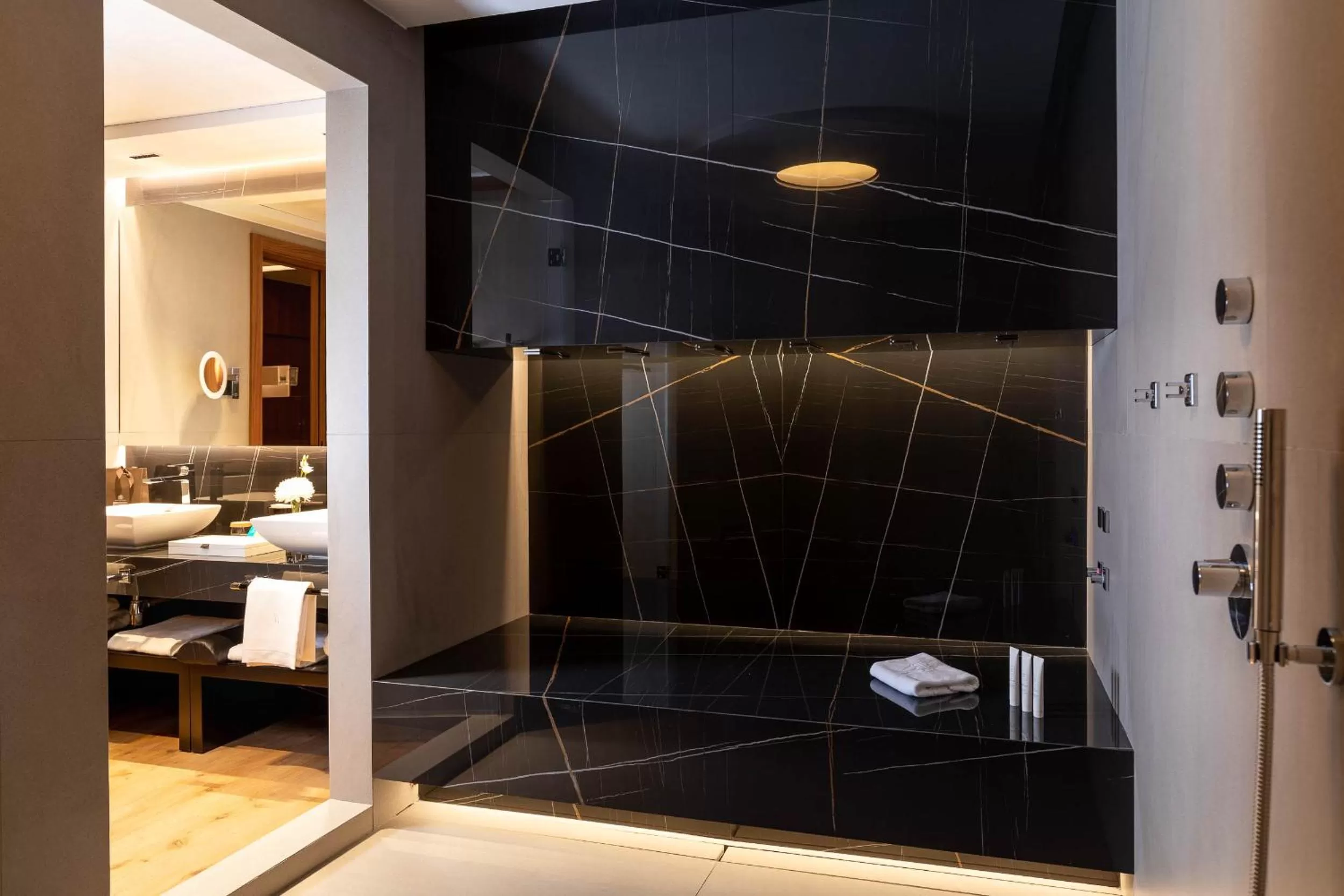 Shower in Wellington Hotel & Spa Madrid