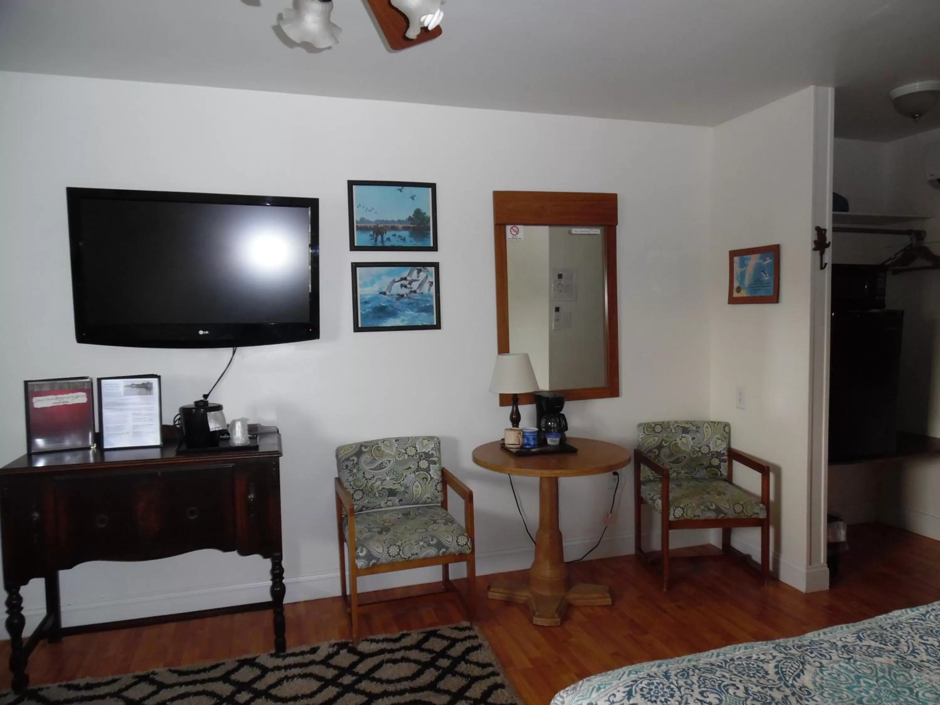 TV and multimedia, Bed in Wachapreague Inn - Motel Rooms