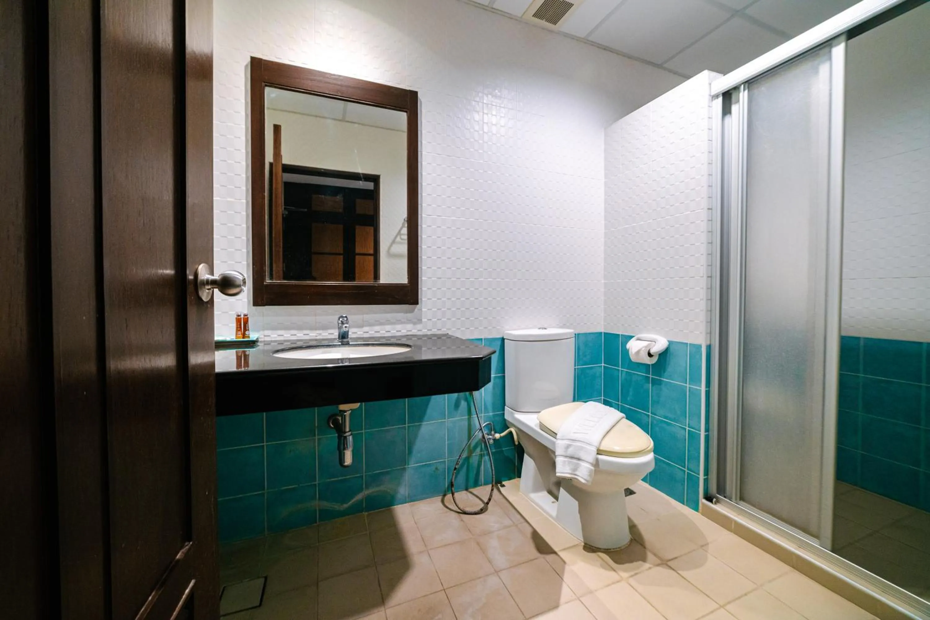 Shower in Ratana Hotel Sakdidet, PHUKET TOWN