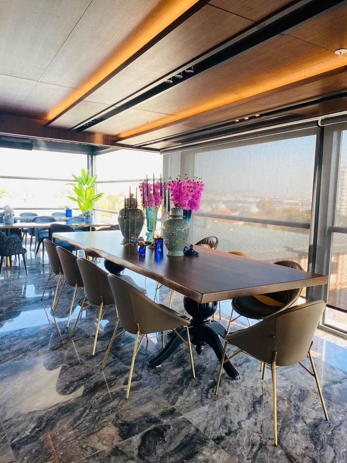 Restaurant/places to eat in Lady Diana Hotel