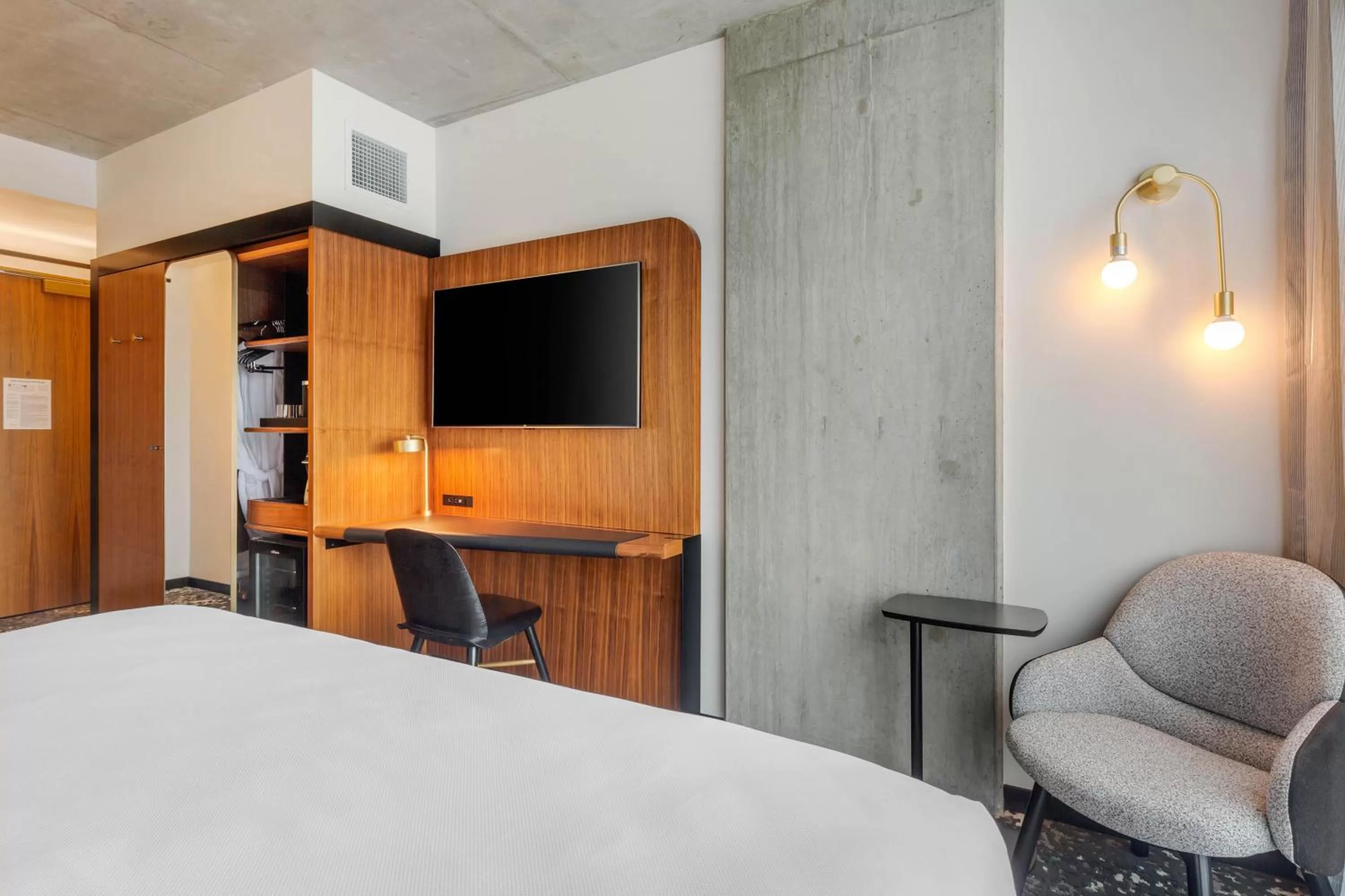 TV and multimedia, Bed in Cambria Hotel Boston Downtown - Seaport