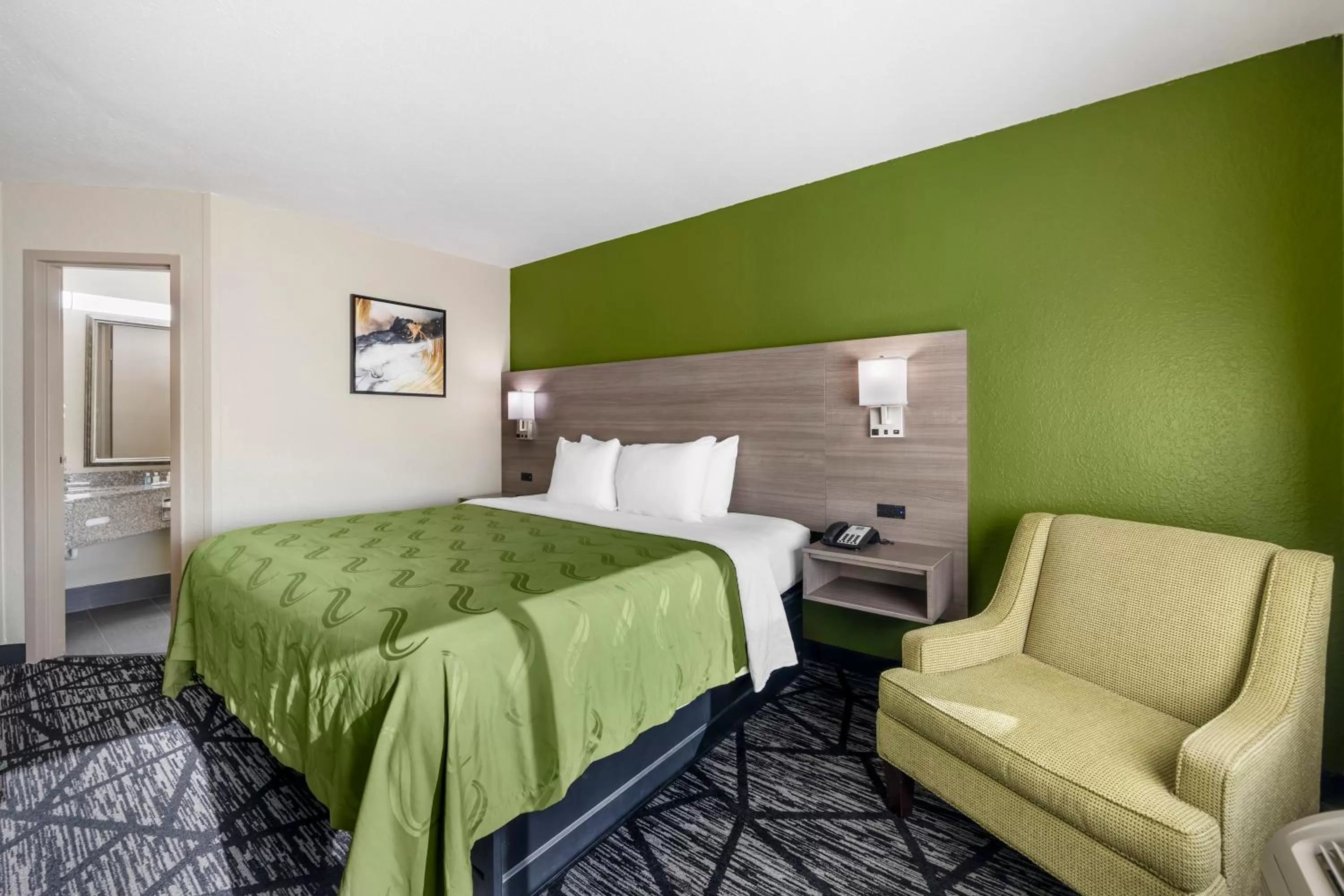 Bed in Quality Inn Jackson Northwest