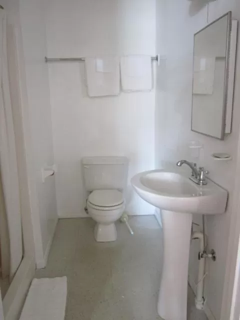 Bathroom in Cadet Motel