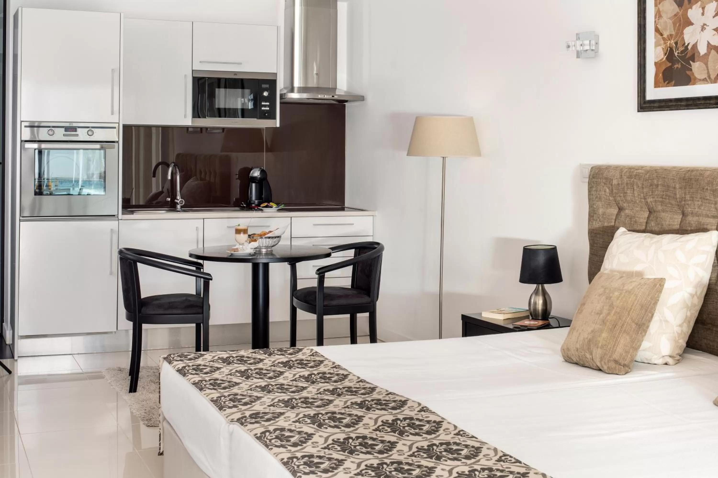 Kitchen or kitchenette, Bed in Belmar Spa & Beach Resort