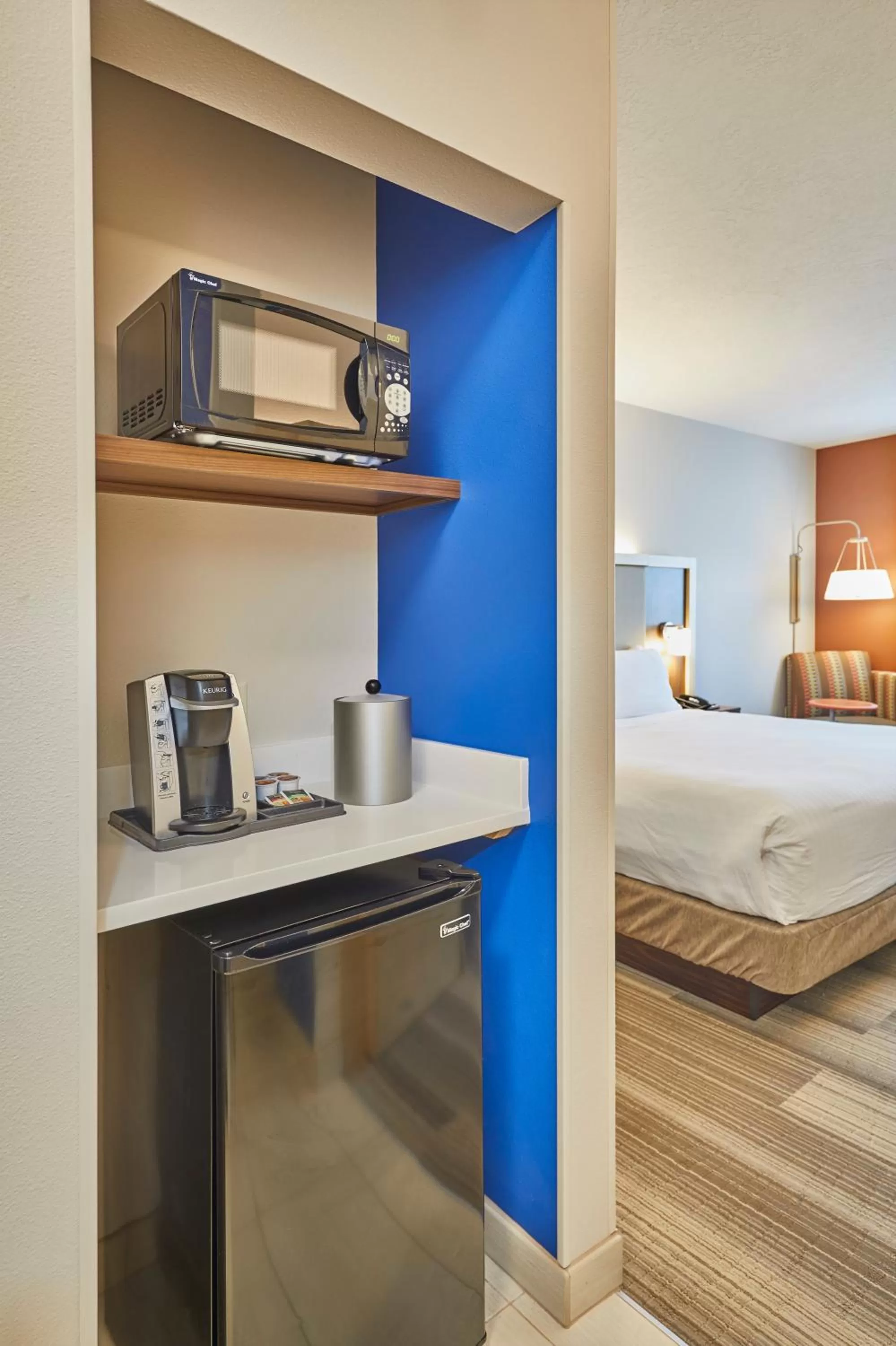 Coffee/tea facilities, Bed in Holiday Inn Express Hotel & Suites Medford-Central Point by IHG