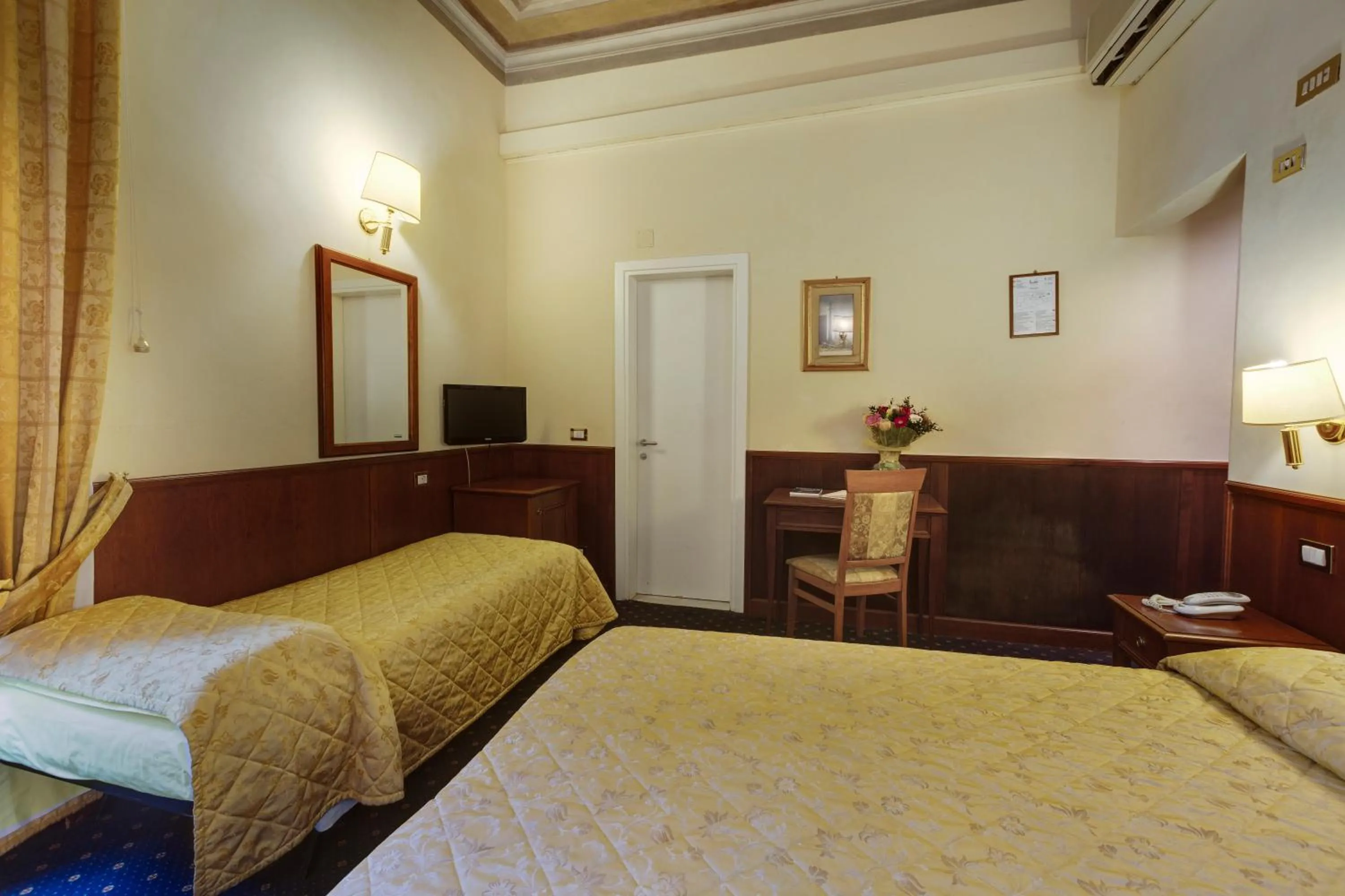 Bed, Seating Area in Hotel Arizona