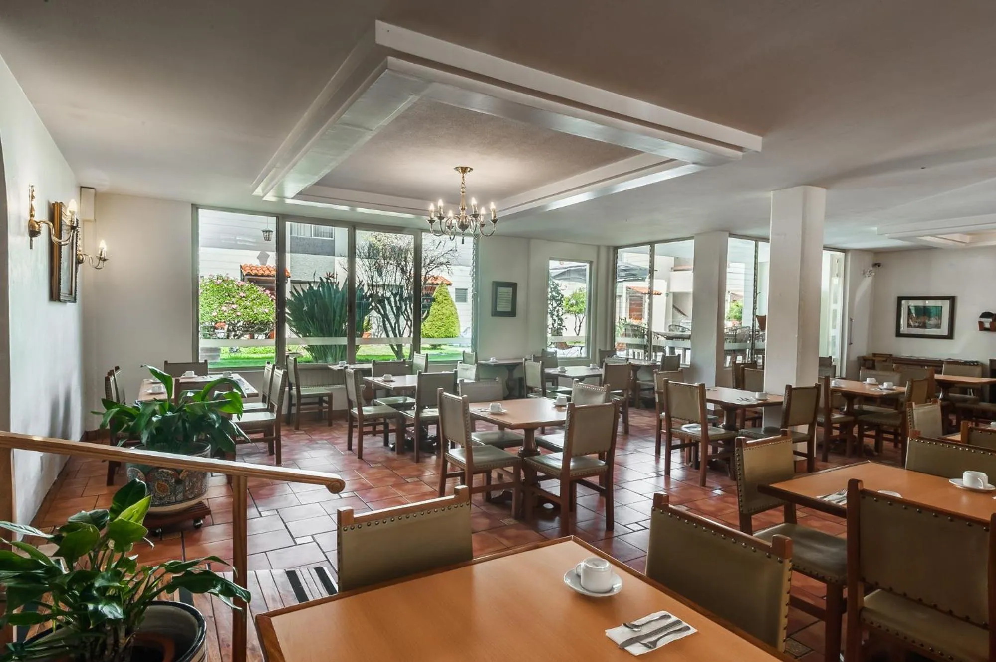 Restaurant/places to eat in Hotel Isabel