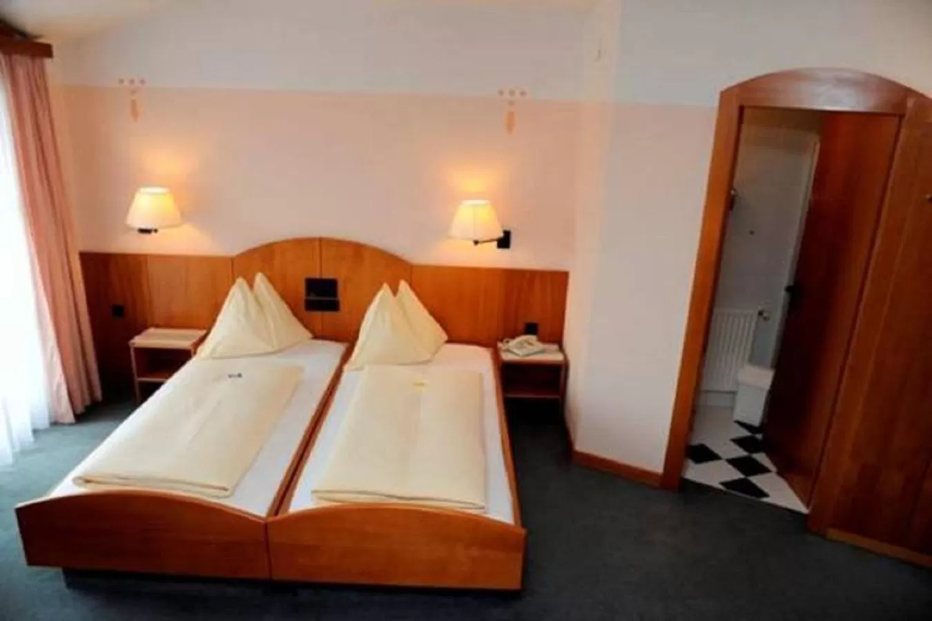 Bed in Hotel Edlingerwirt - Sauna & Golfsimulator inklusive