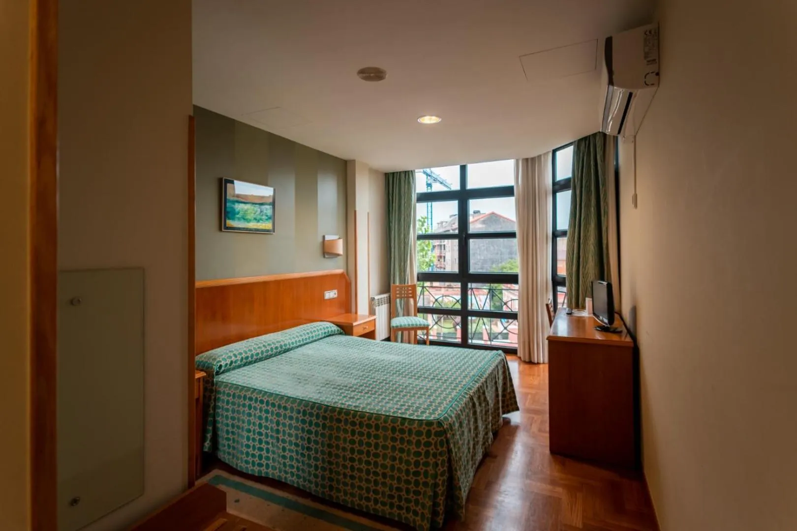 Photo of the whole room, Bed in Astures