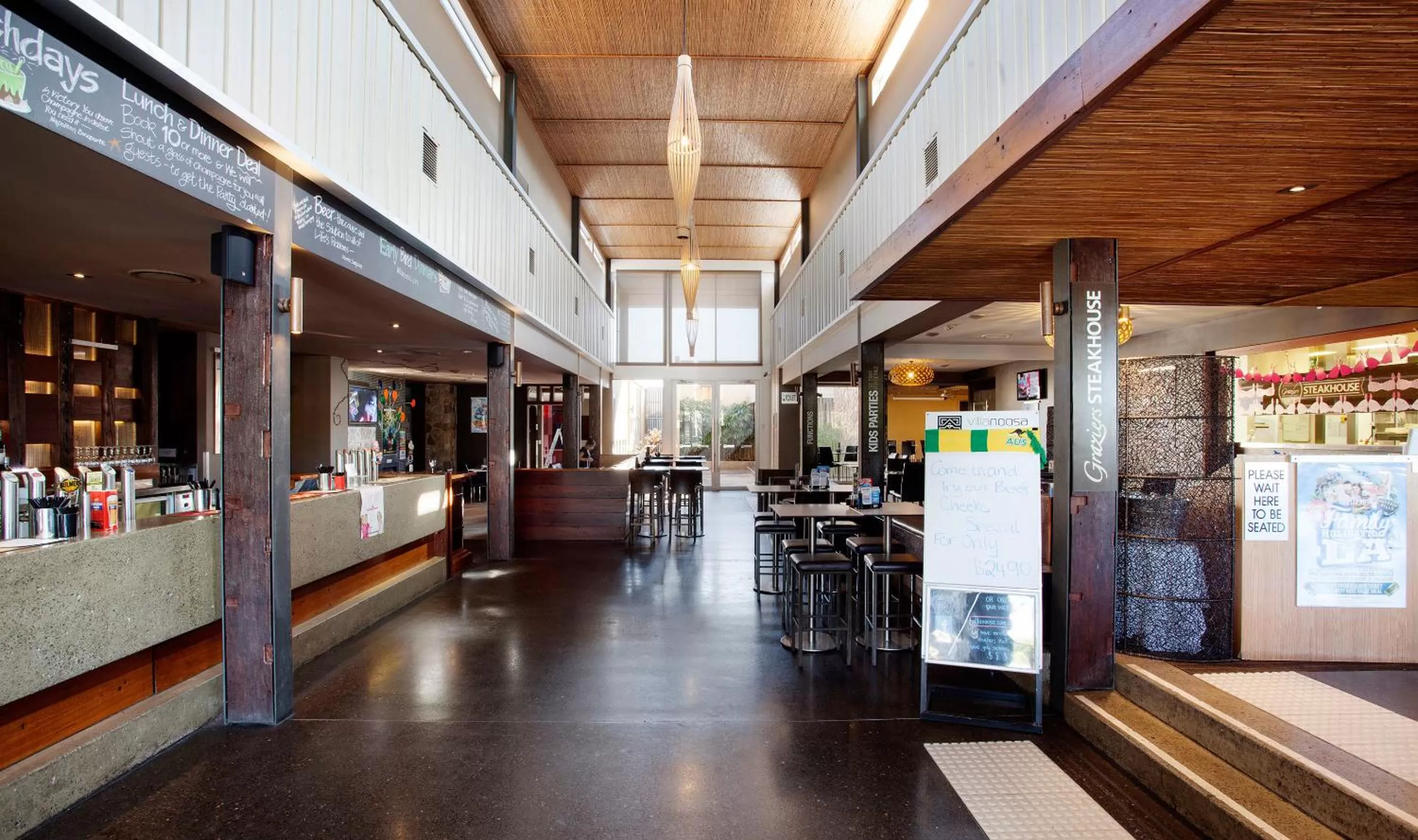 Lounge or bar in Villa Noosa Hotel