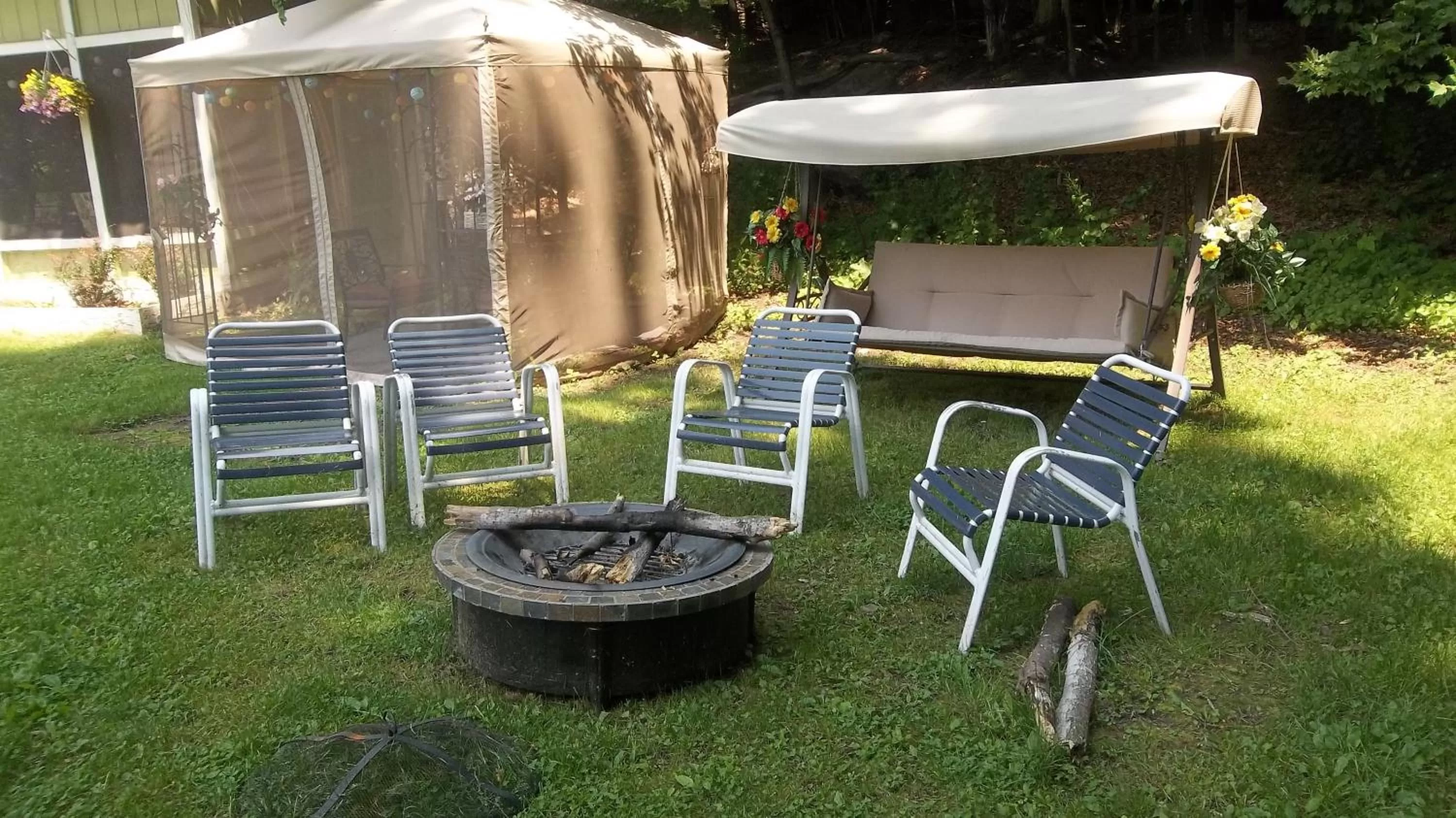 BBQ facilities, Garden in Starlite Motel & Suites