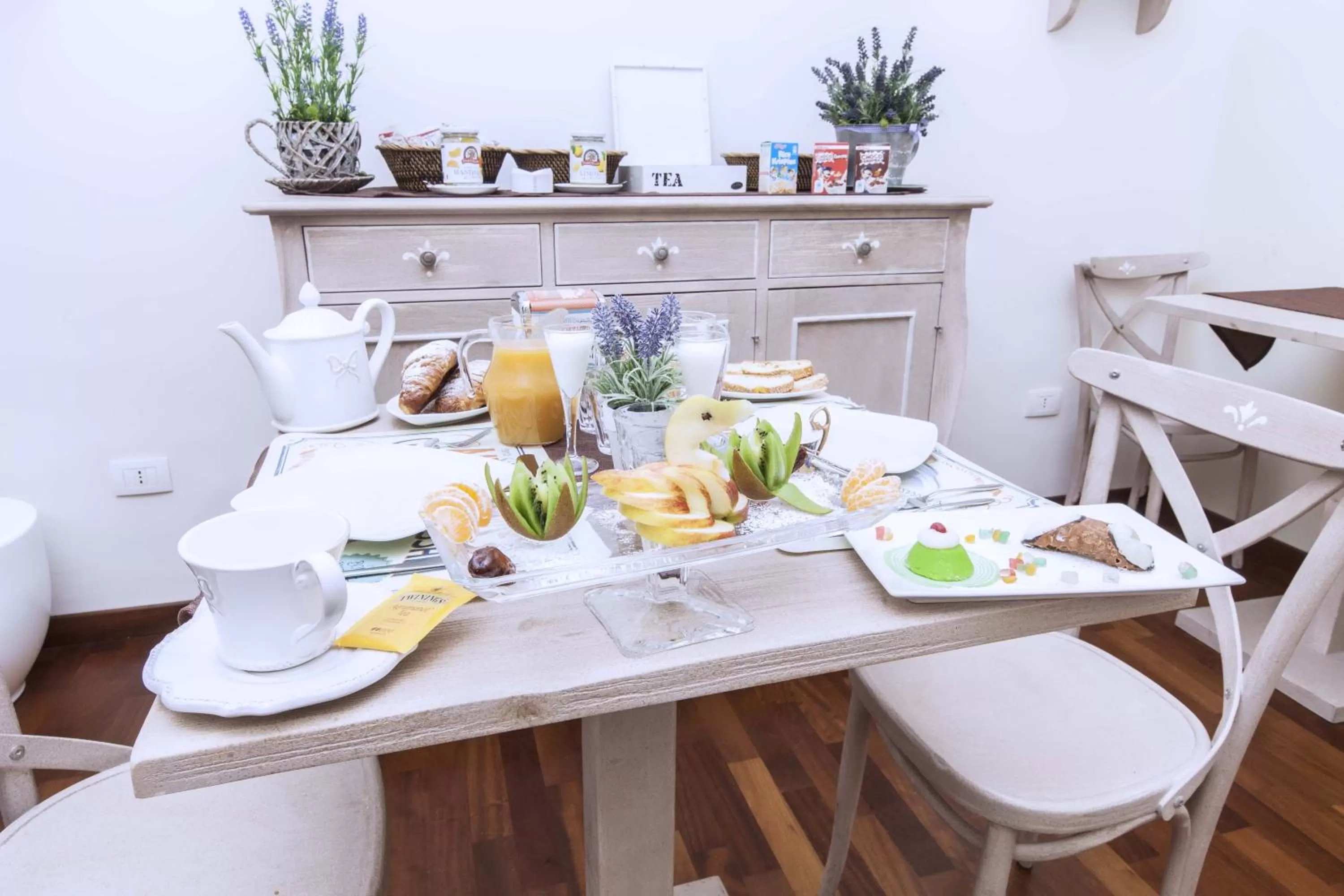 Italian breakfast in Stupor Mundi Bed and Breakfast