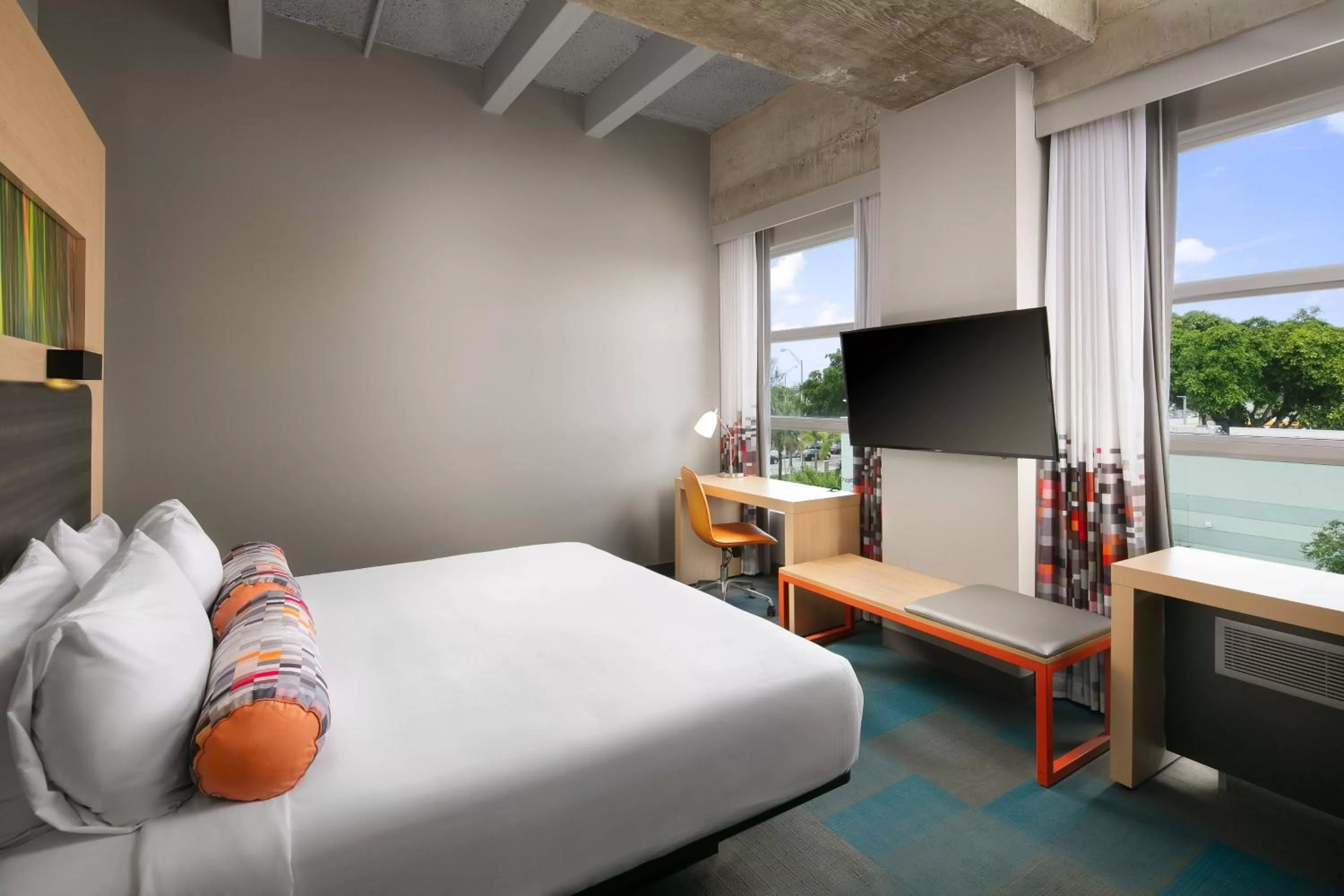 Photo of the whole room, Bed in Aloft Miami Airport