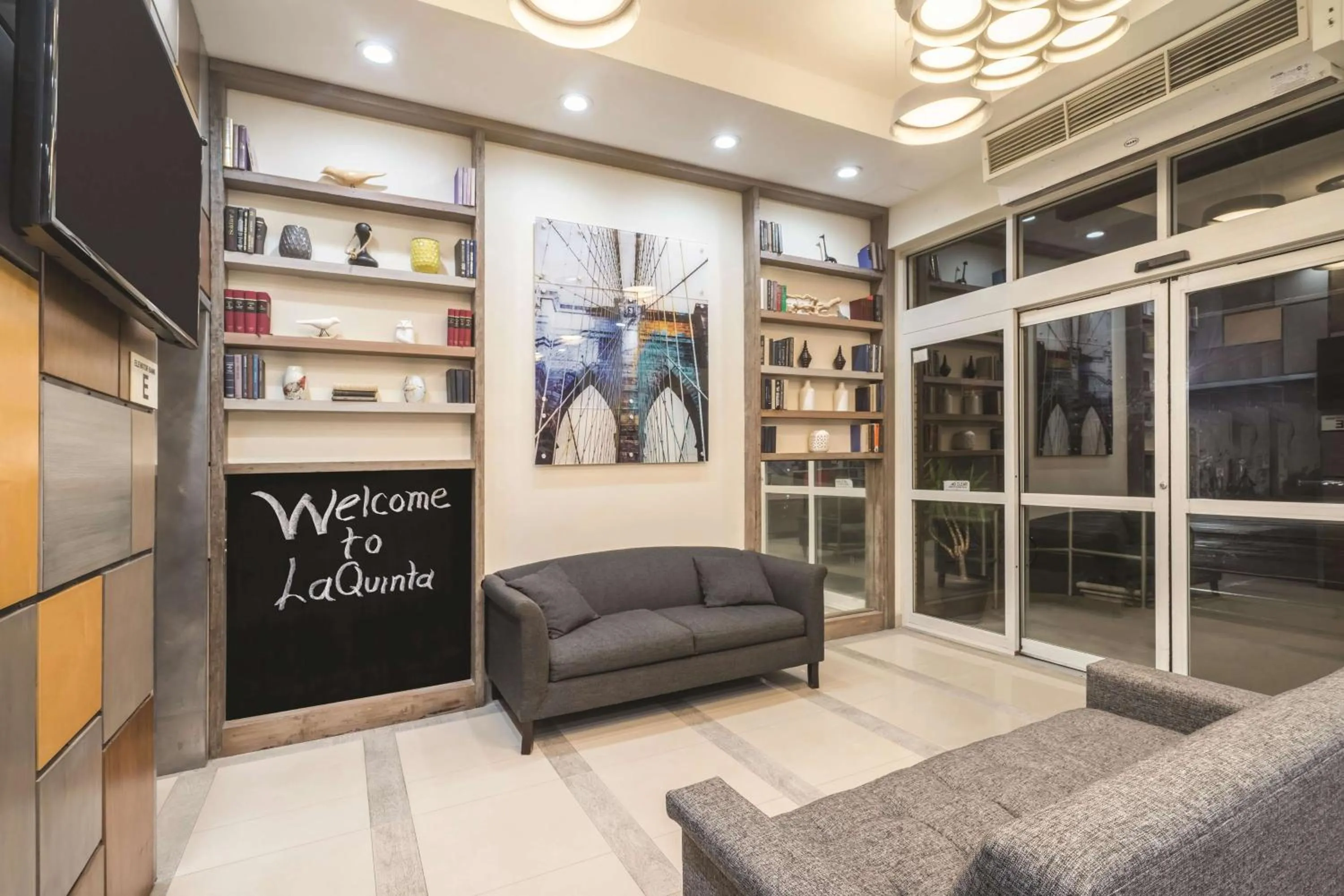 Lobby or reception in La Quinta by Wyndham Brooklyn Downtown
