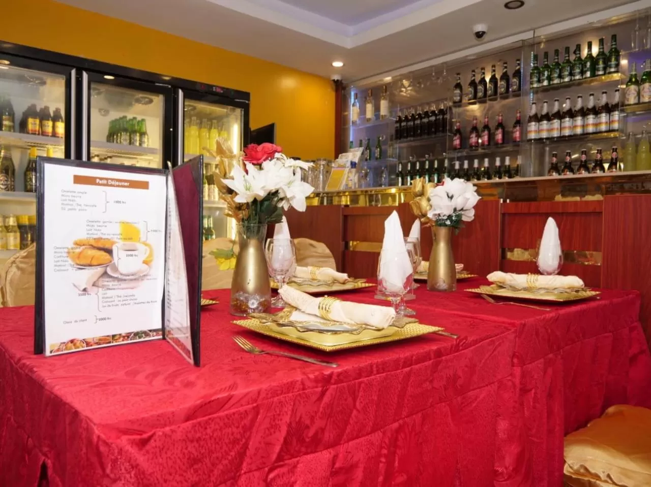 Restaurant/places to eat in Marriot Metropolitan Hotel