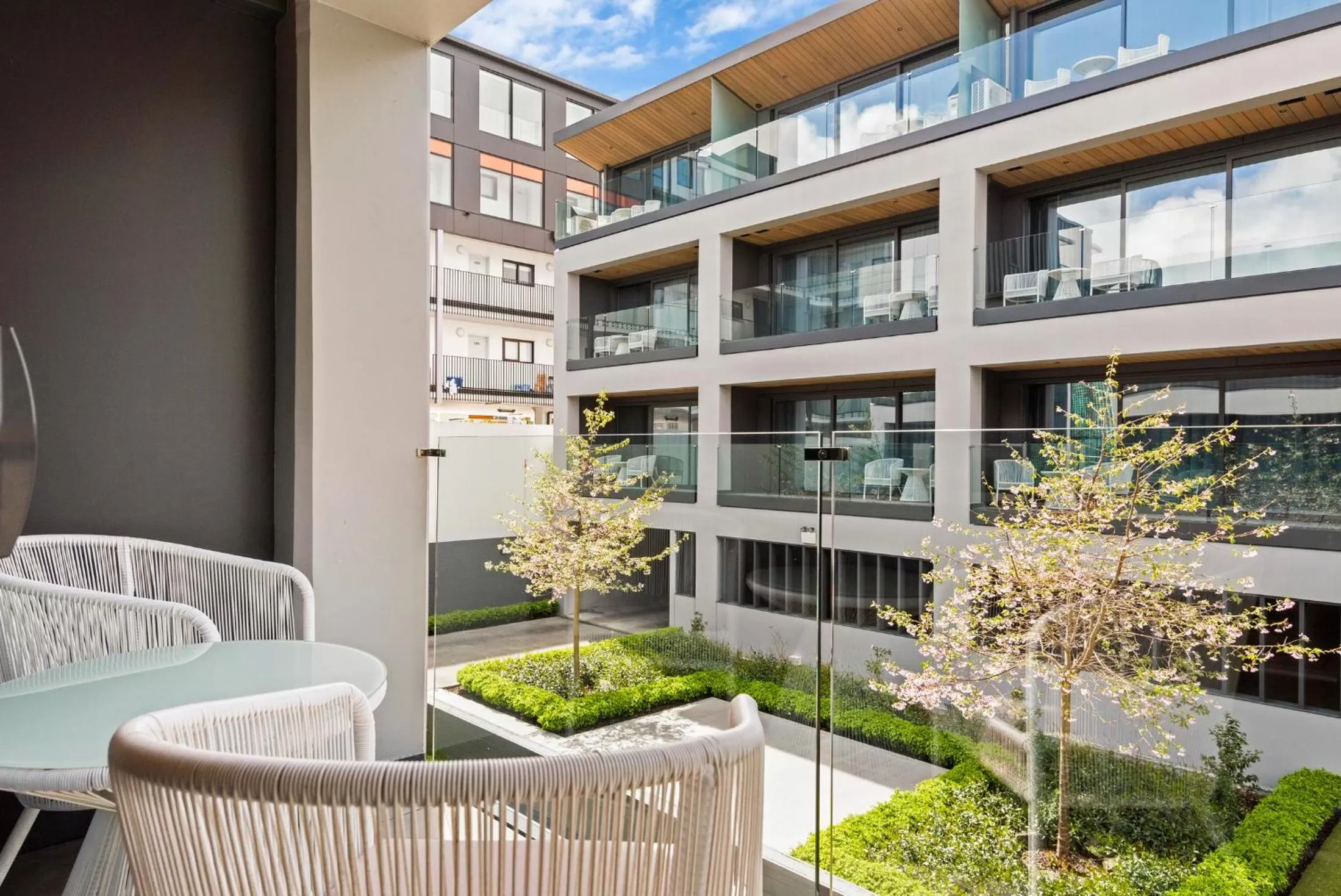 Inner courtyard view in FERNZ Motel & Apartments Birkenhead
