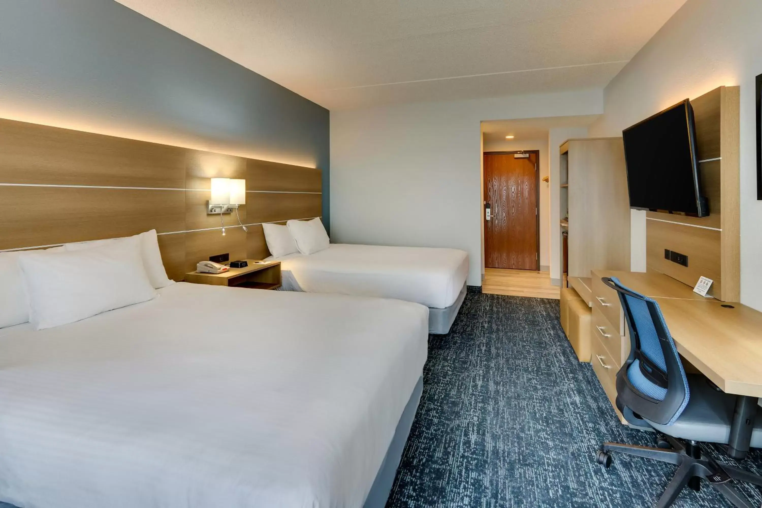 Queen Room with Lake View in Parkshore Resort Queen Room with Lake View in Parkshore Resort