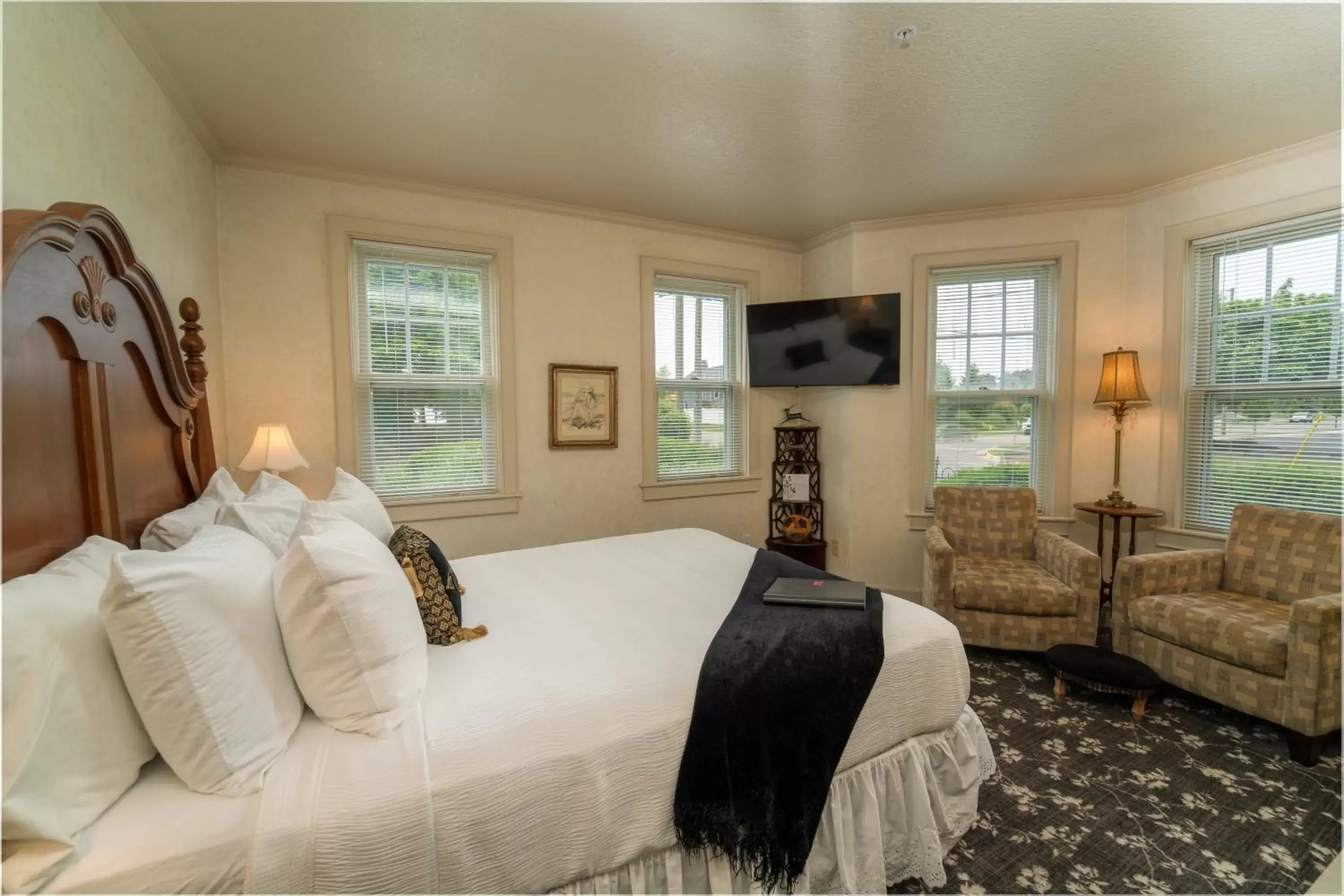 Queen Room in Yelton Manor Bed and Breakfast Queen Room in Yelton Manor Bed and Breakfast