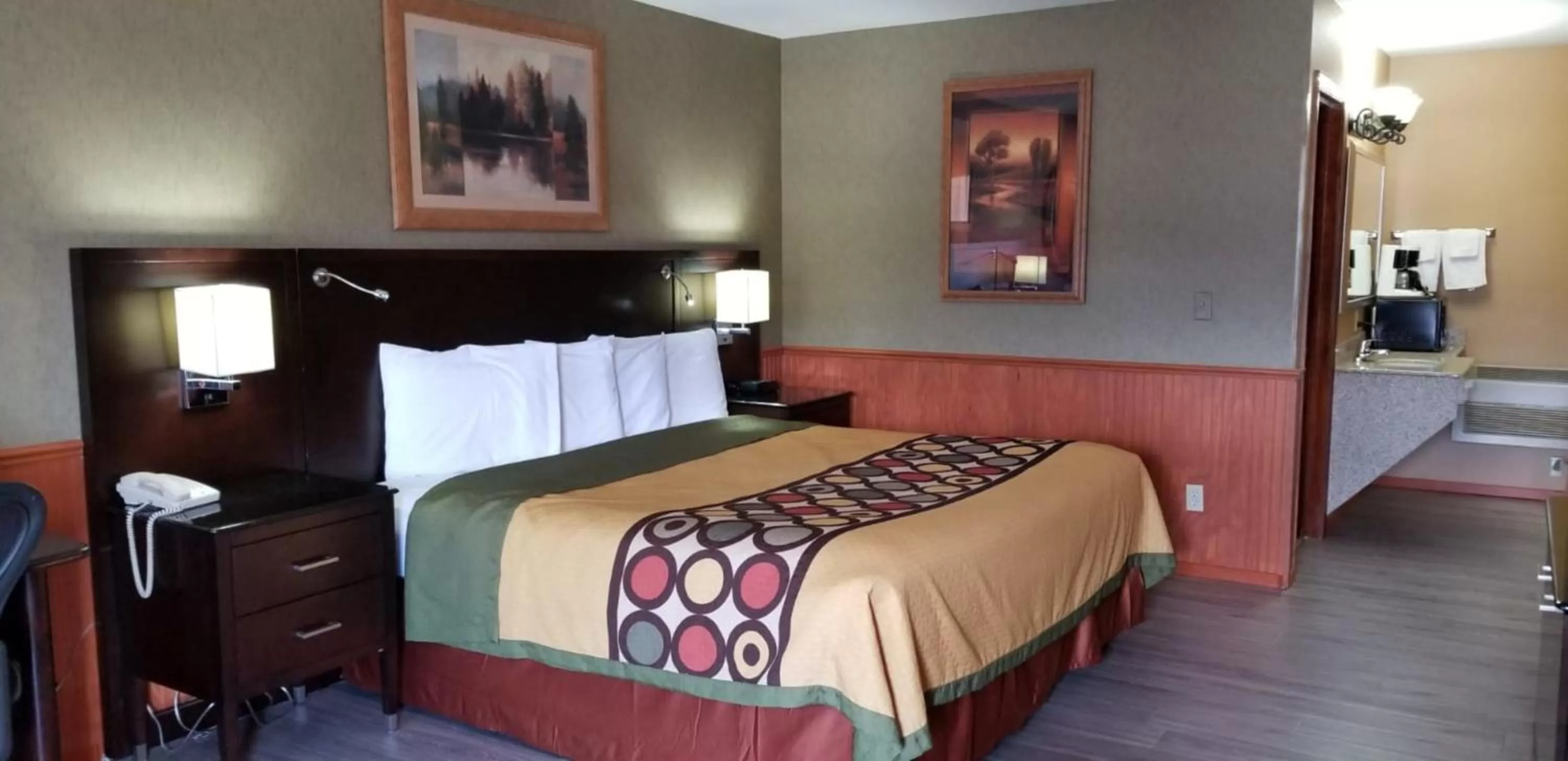 Photo of the whole room, Bed in Stewart Lodge