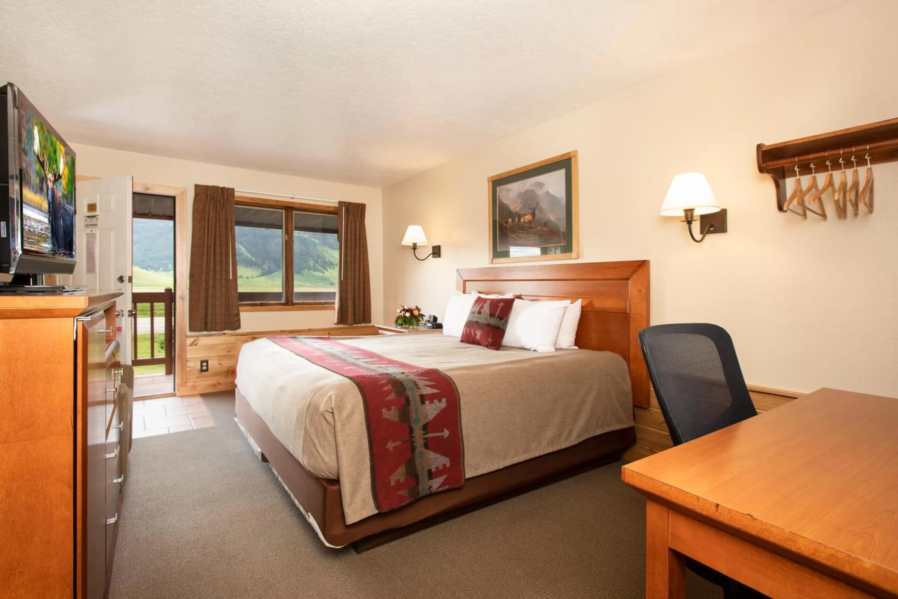 Photo of the whole room, Bed in Flat Creek Inn