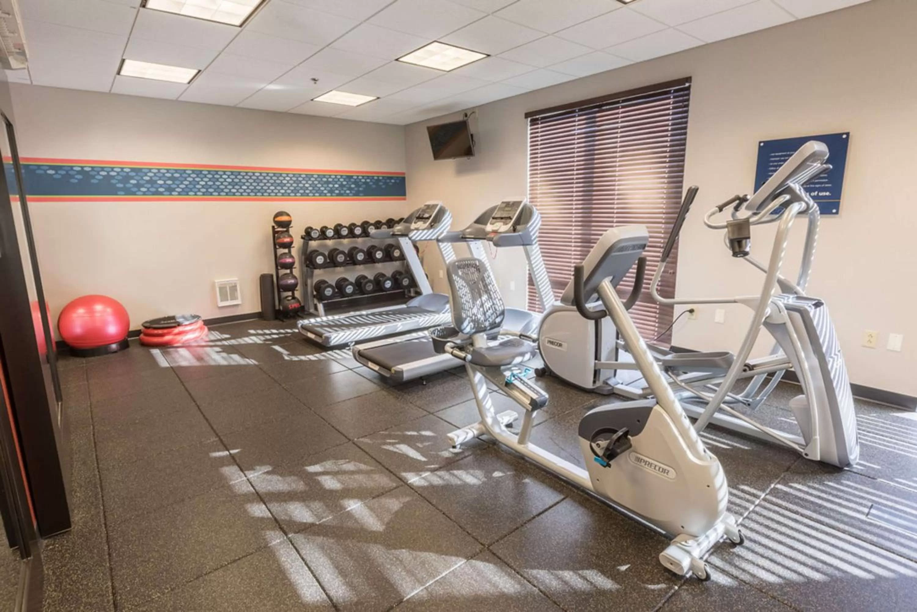 Fitness centre/facilities in Hampton Inn & Suites Tilton