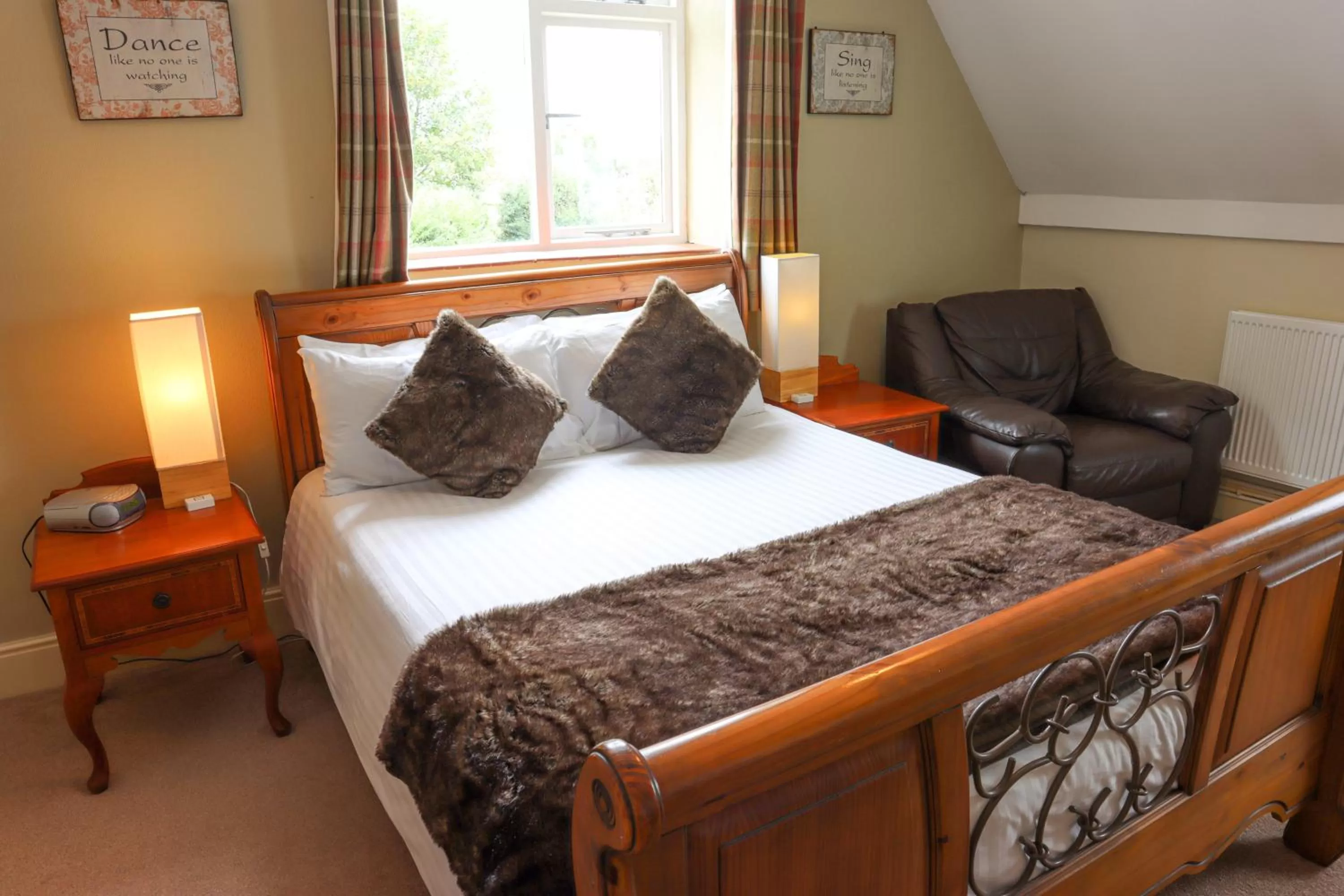 Bed in The Kings Arms Inn