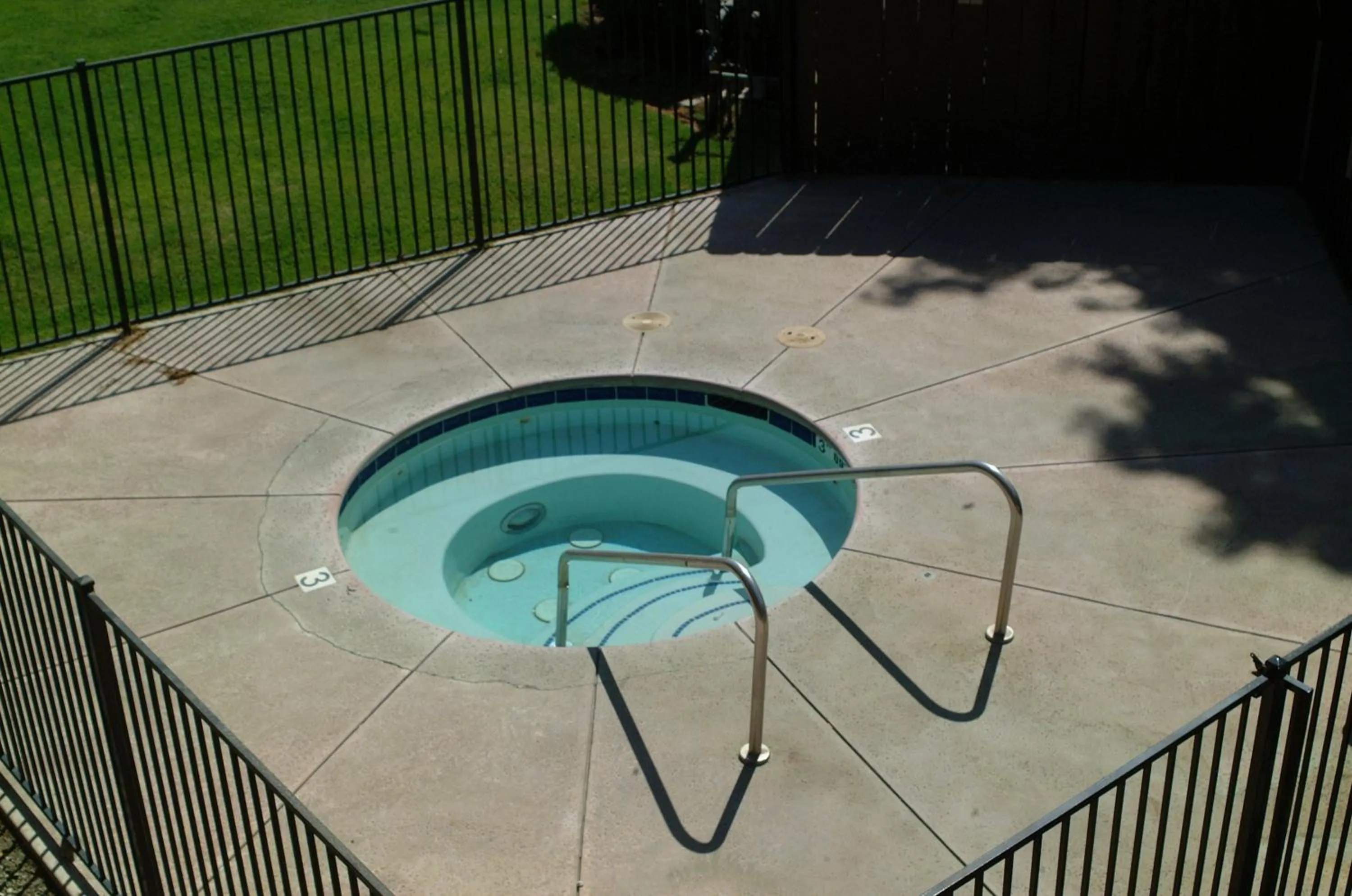 Library in Best Economy Inn & Suites