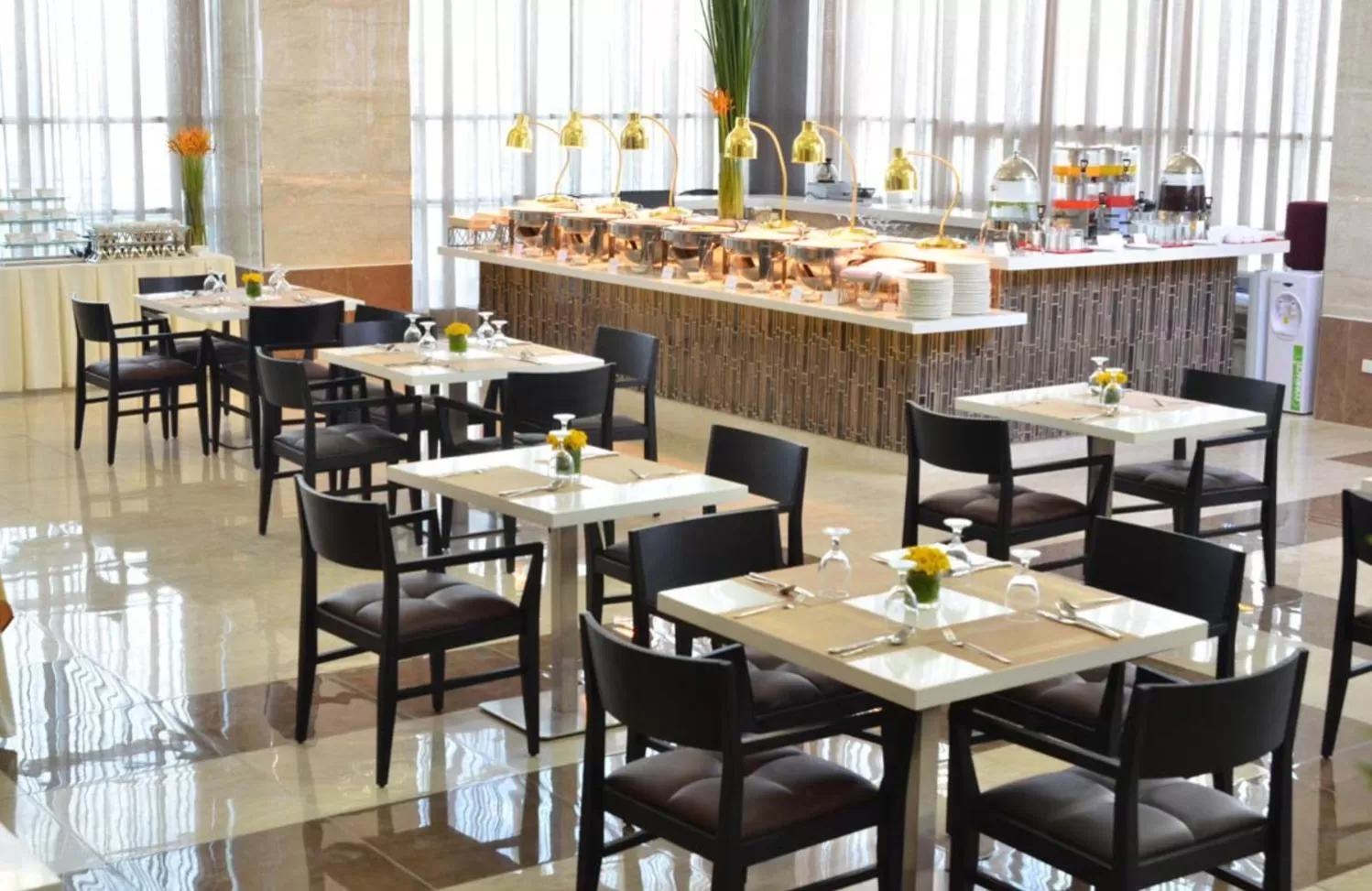 Restaurant/places to eat in One Central Hotel & Suites