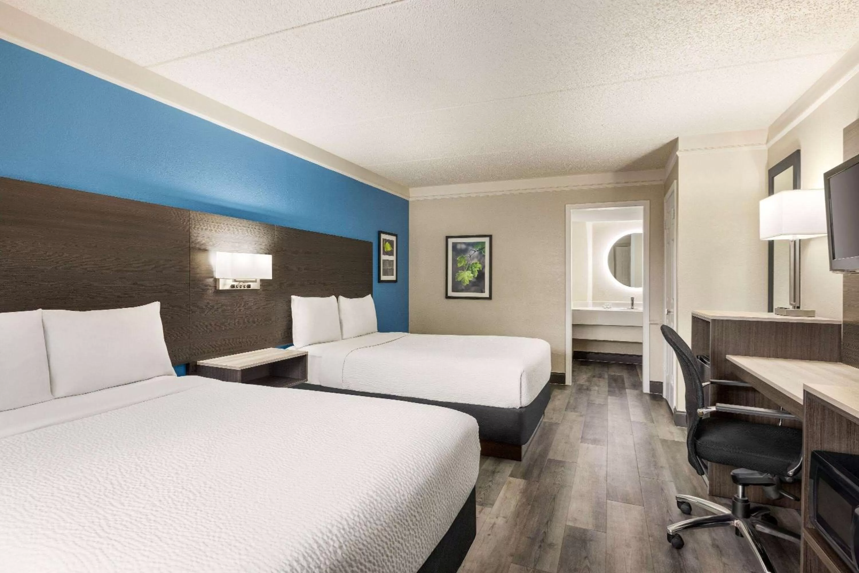 Photo of the whole room, Bed in La Quinta Inn by Wyndham San Antonio I-35 N at Toepperwein