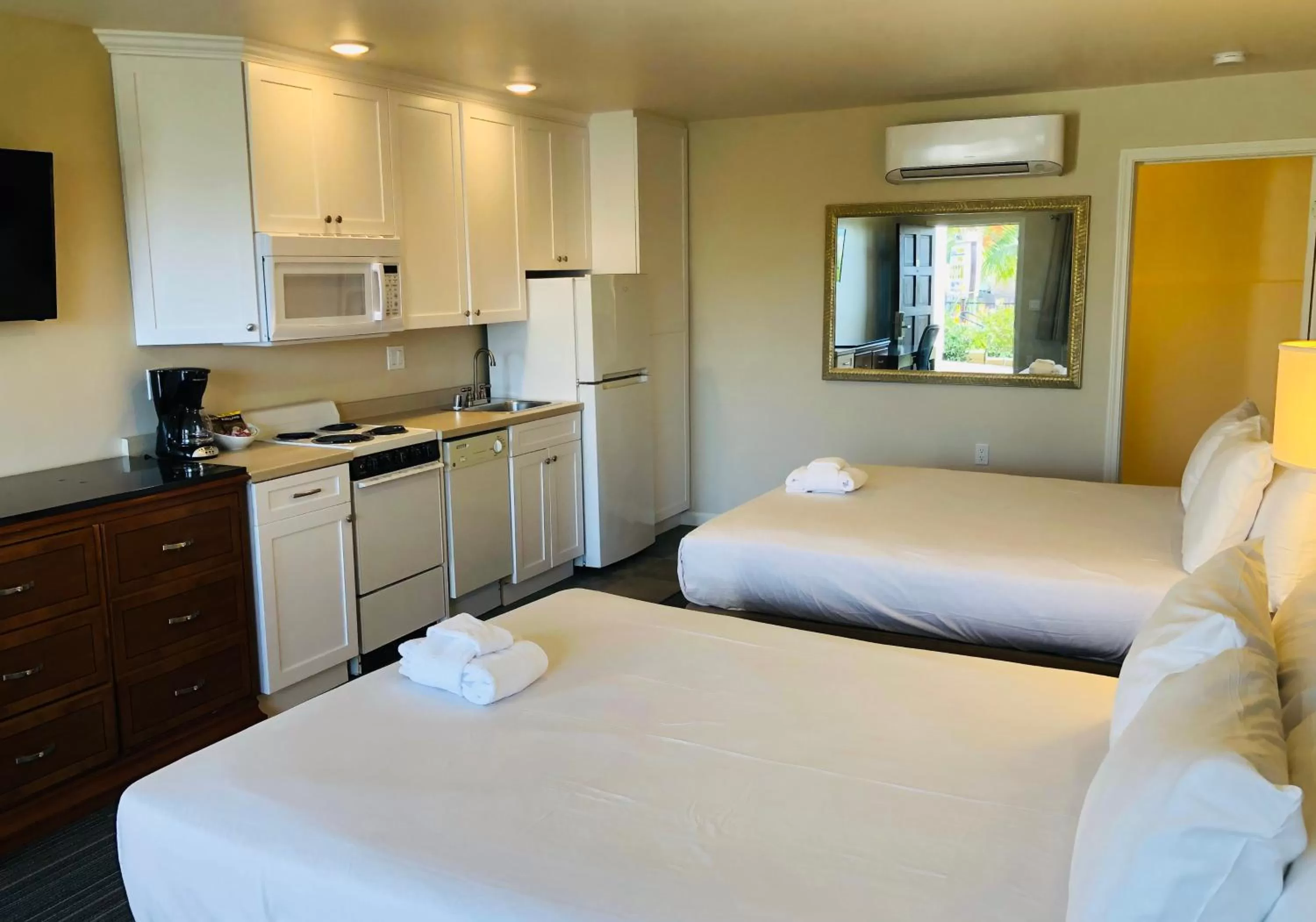 Bed in Moonlight Beach Motel