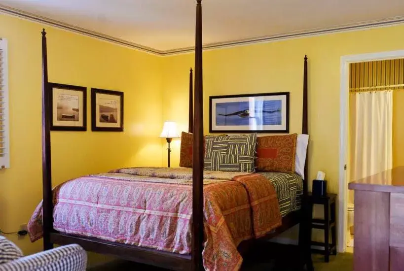 Queen Room with Garden View in Green Tree Inn Queen Room with Garden View in Green Tree Inn