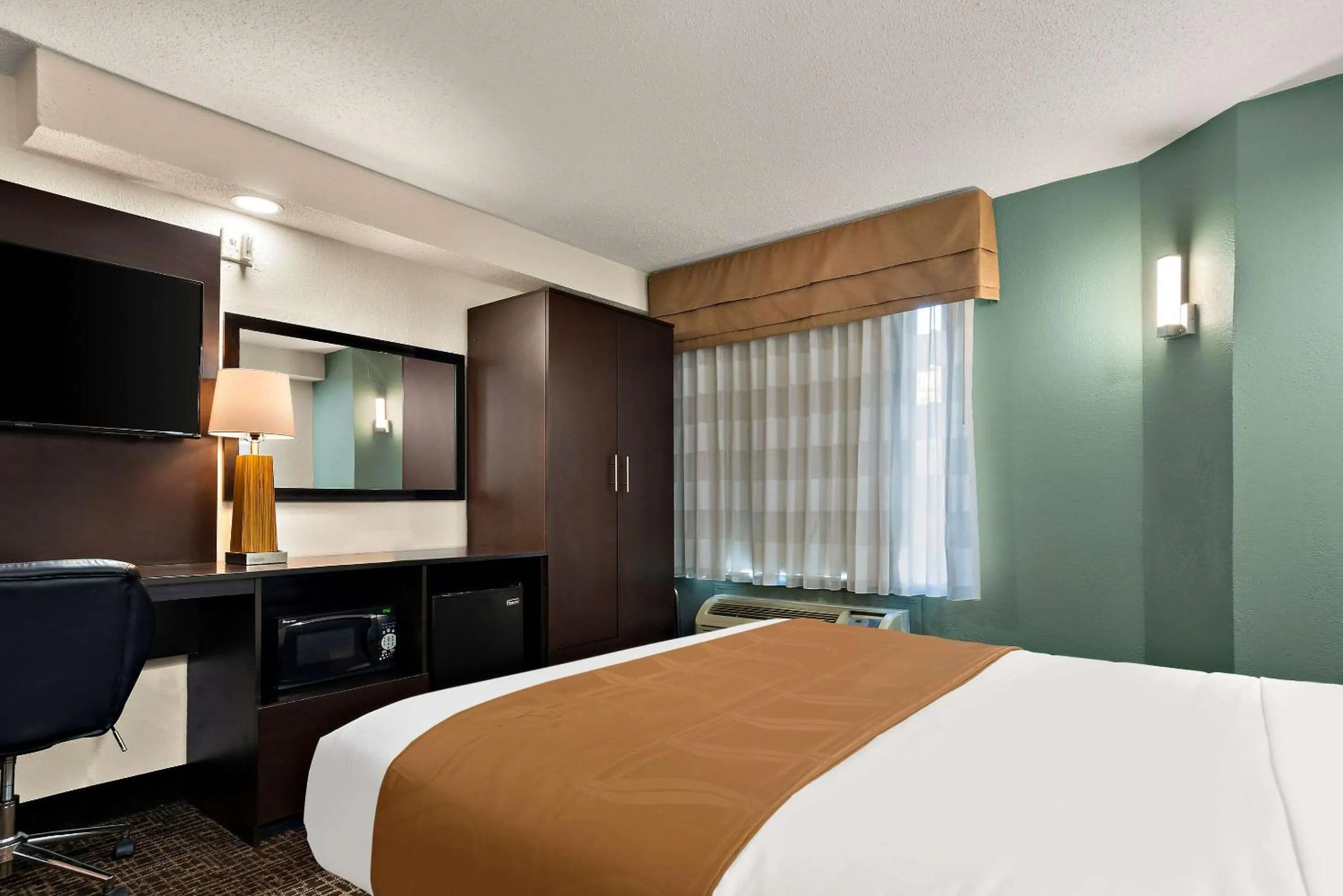 Bedroom in Quality Inn Memphis Northeast near I-40