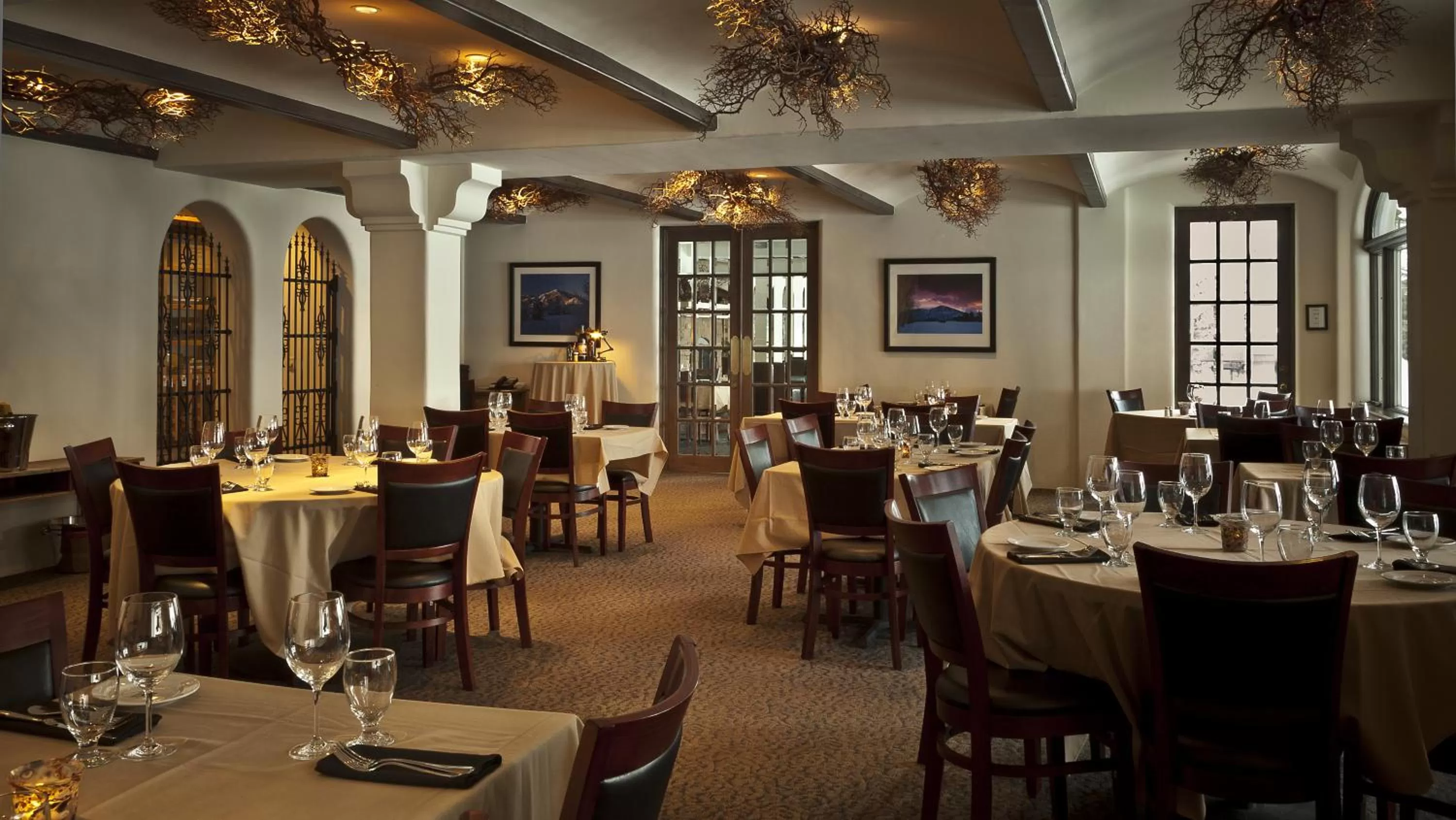 Restaurant/places to eat in Knob Hill Inn