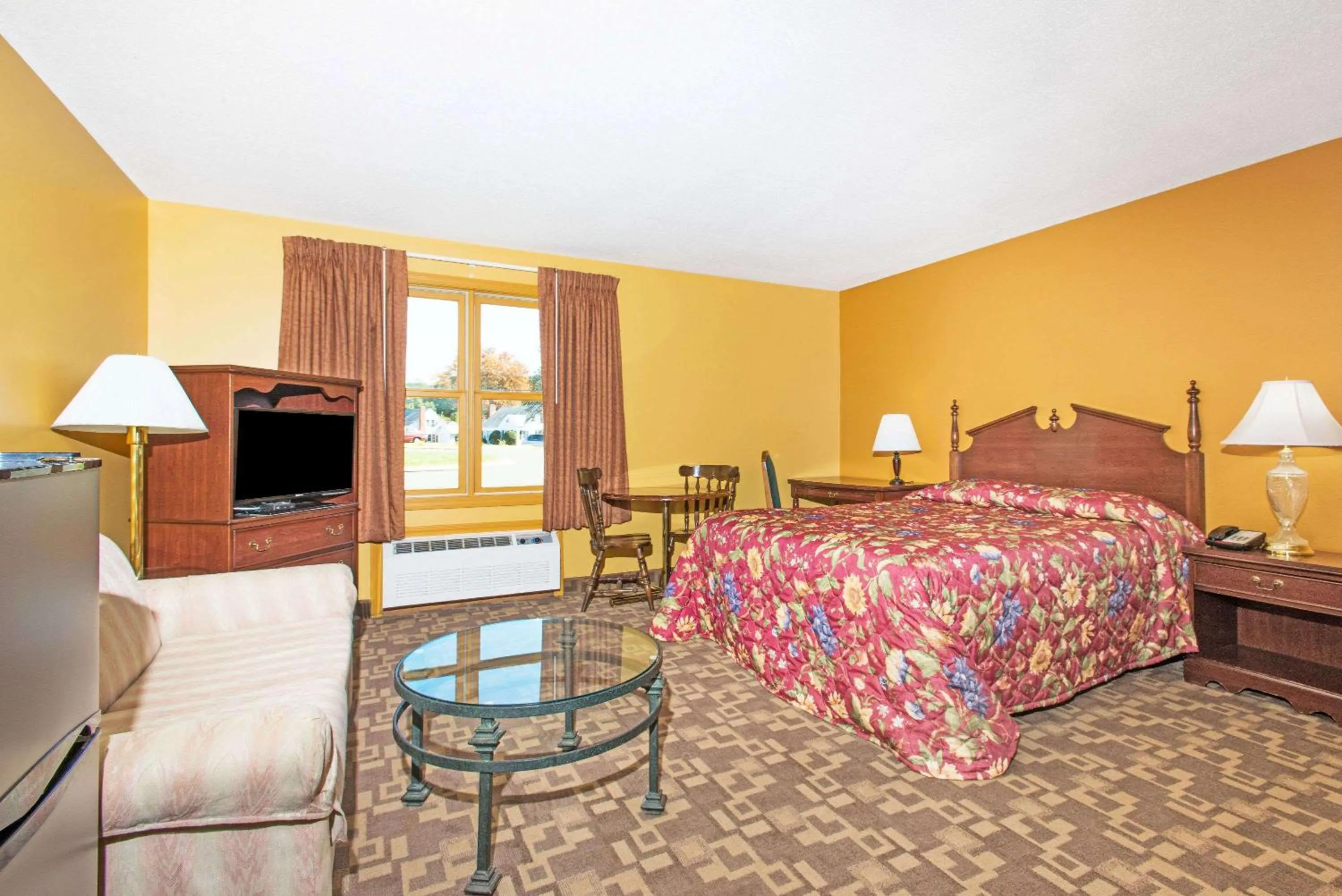 Photo of the whole room, Bed in Knights Inn Hadley