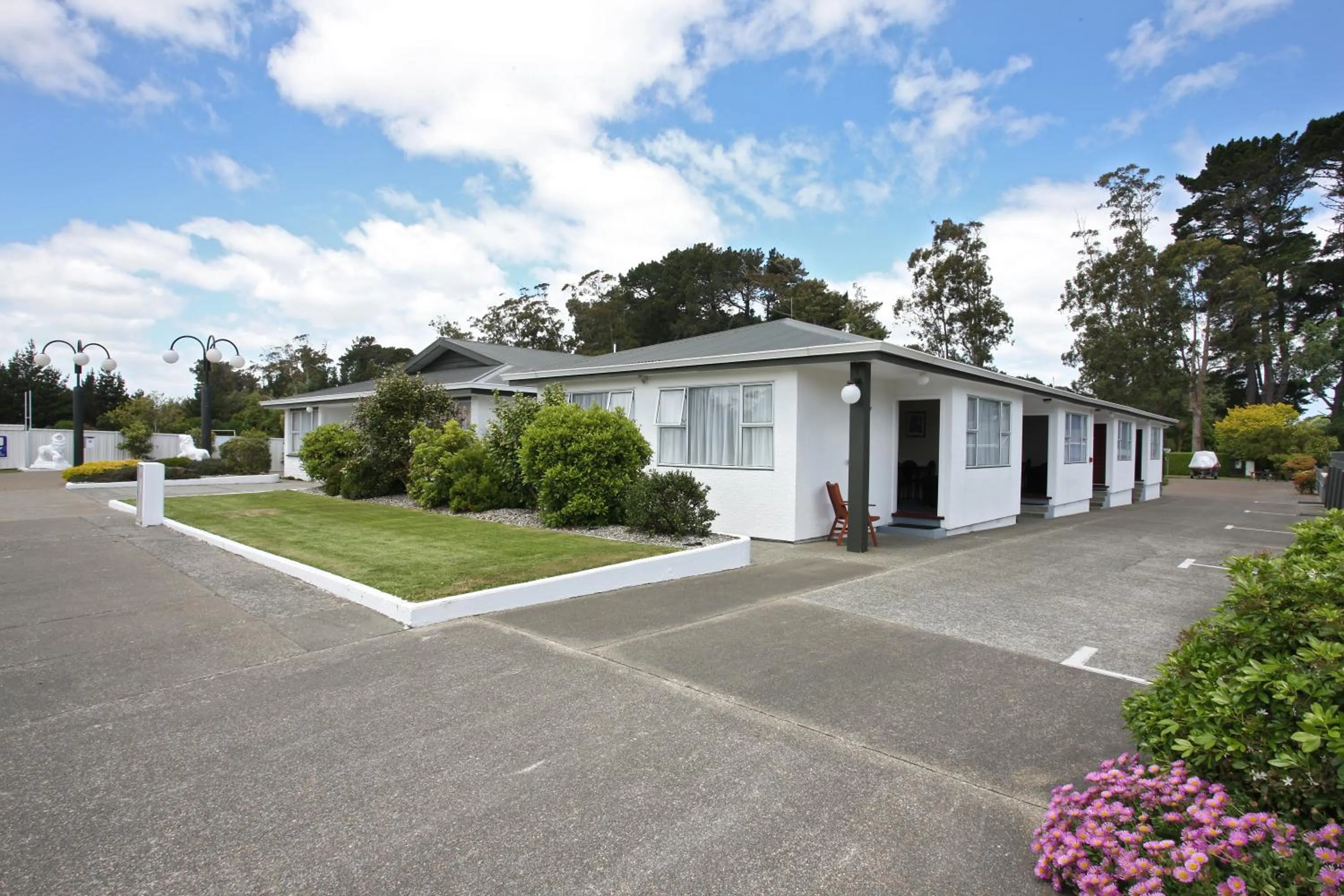 Facade/entrance in Queens Park Motels