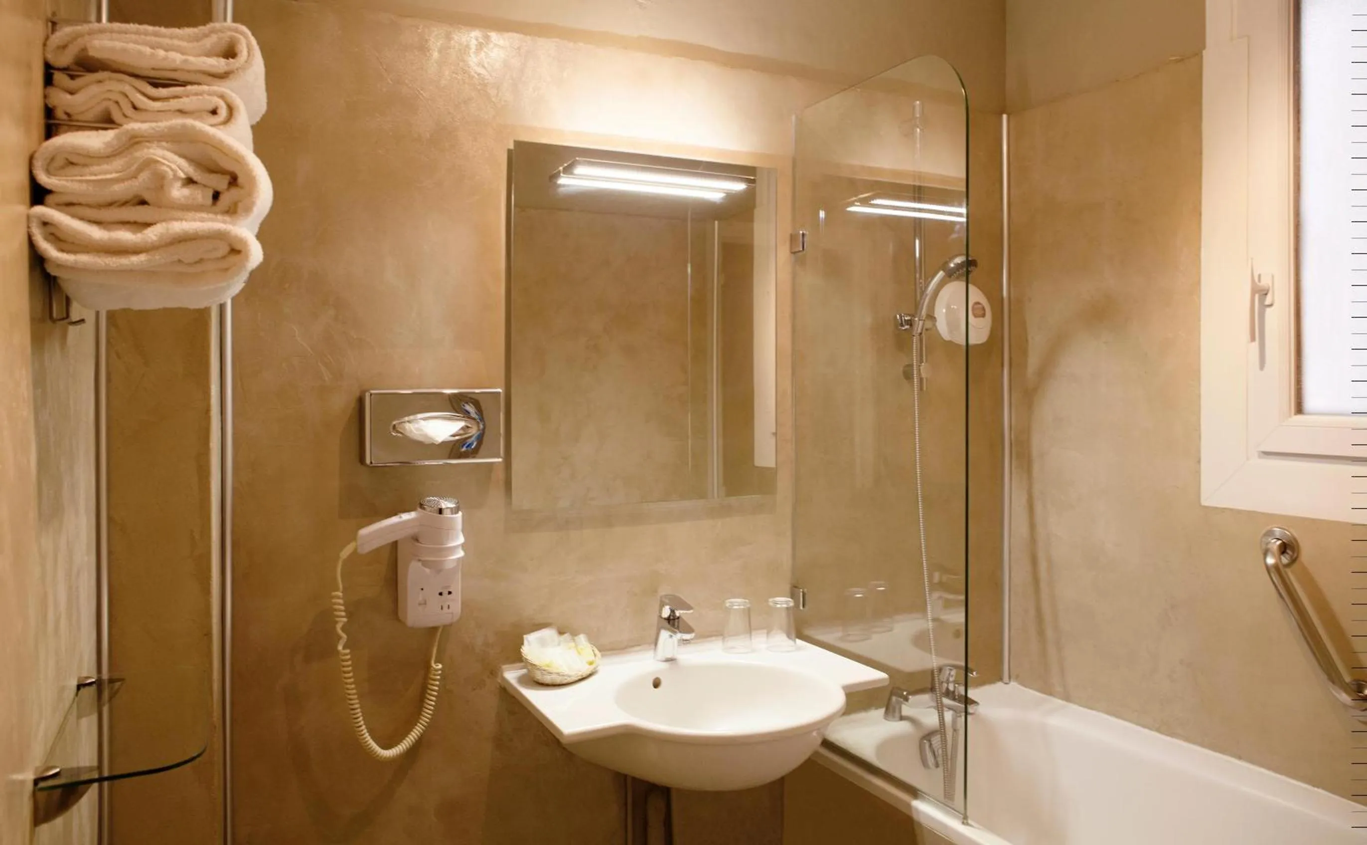 Shower in Hôtel de la Motte Picquet