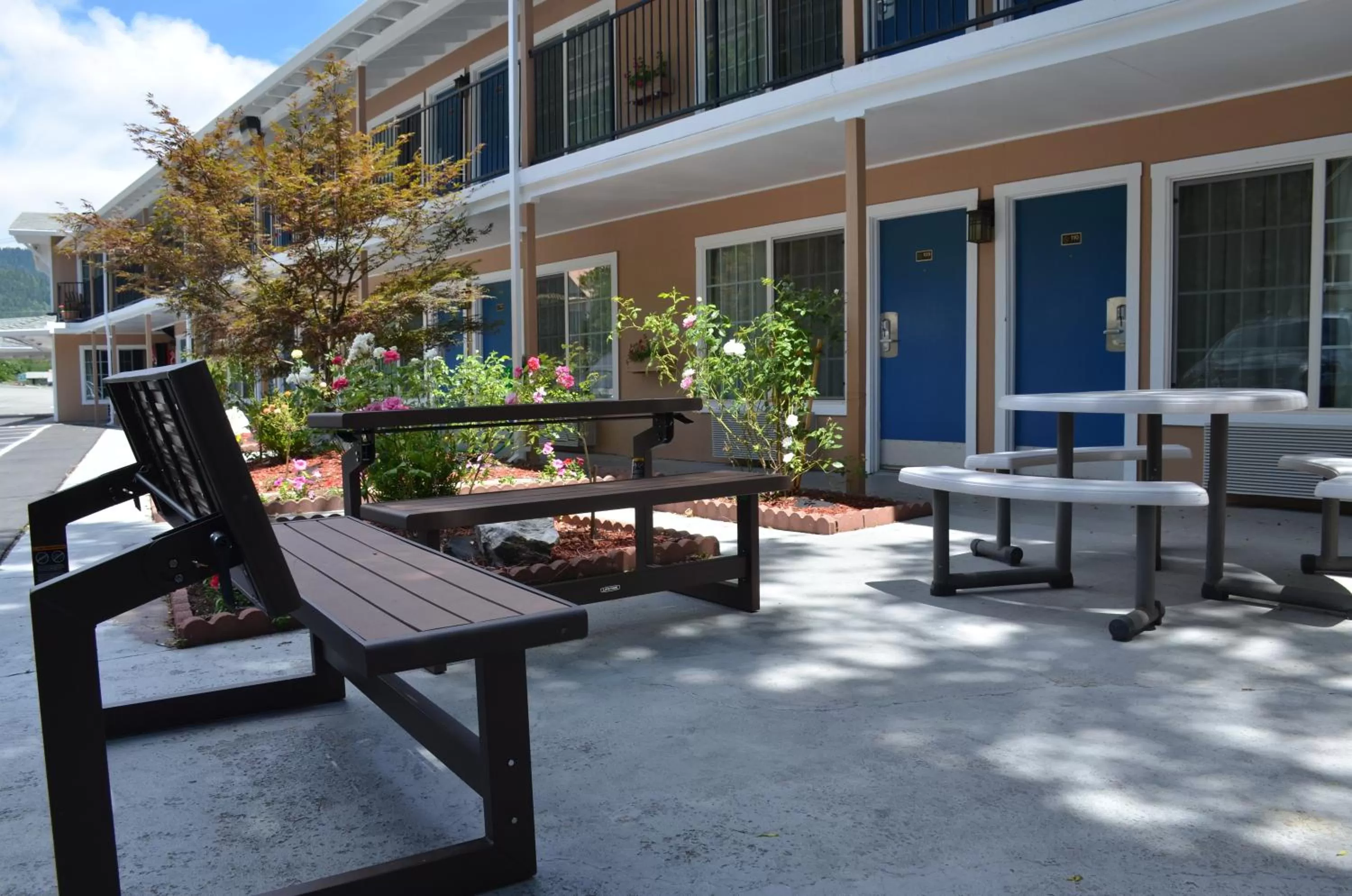 Facade/entrance in Dunsmuir Inn & Suites Dunsmuir