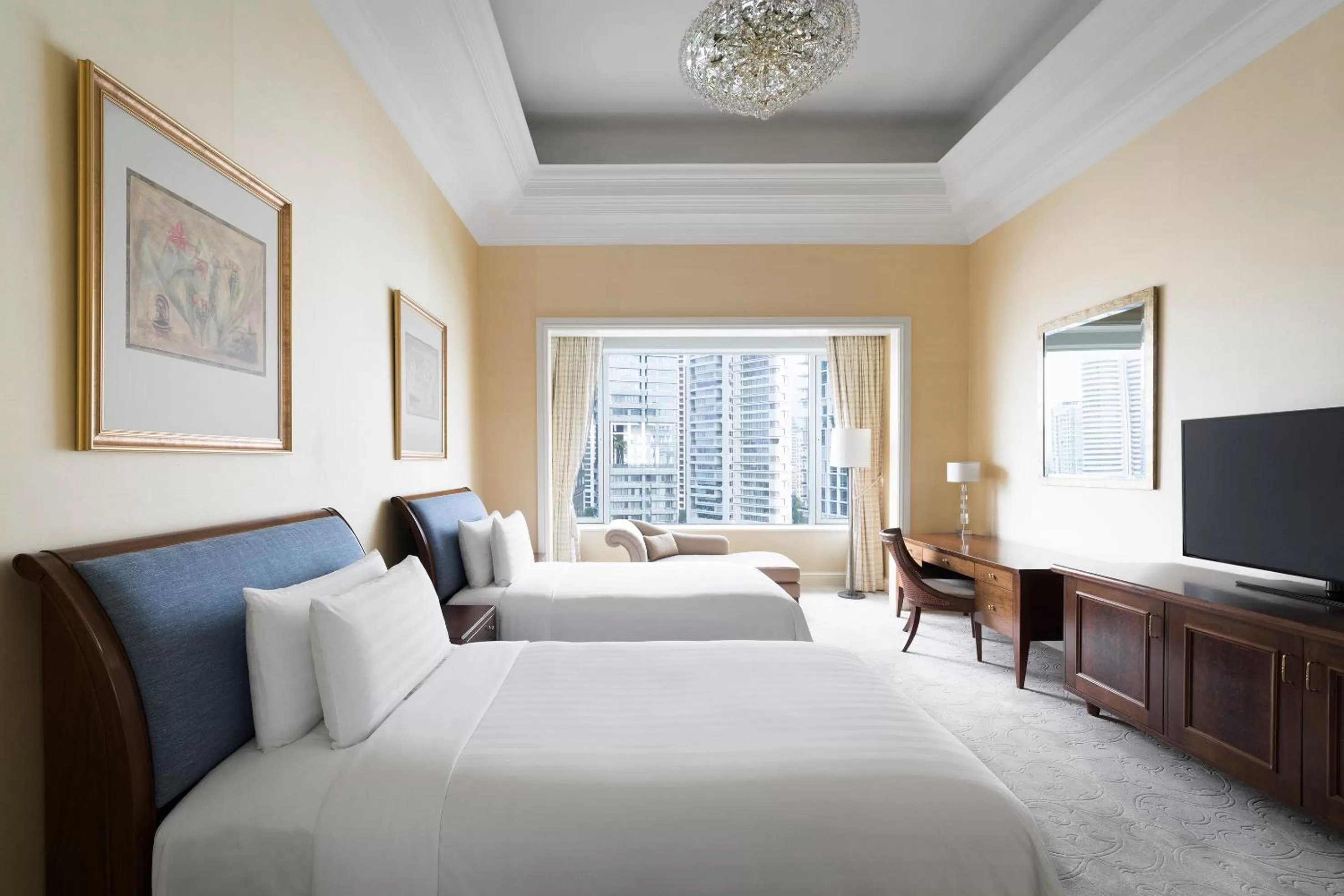 Bed in Shangri-La Singapore